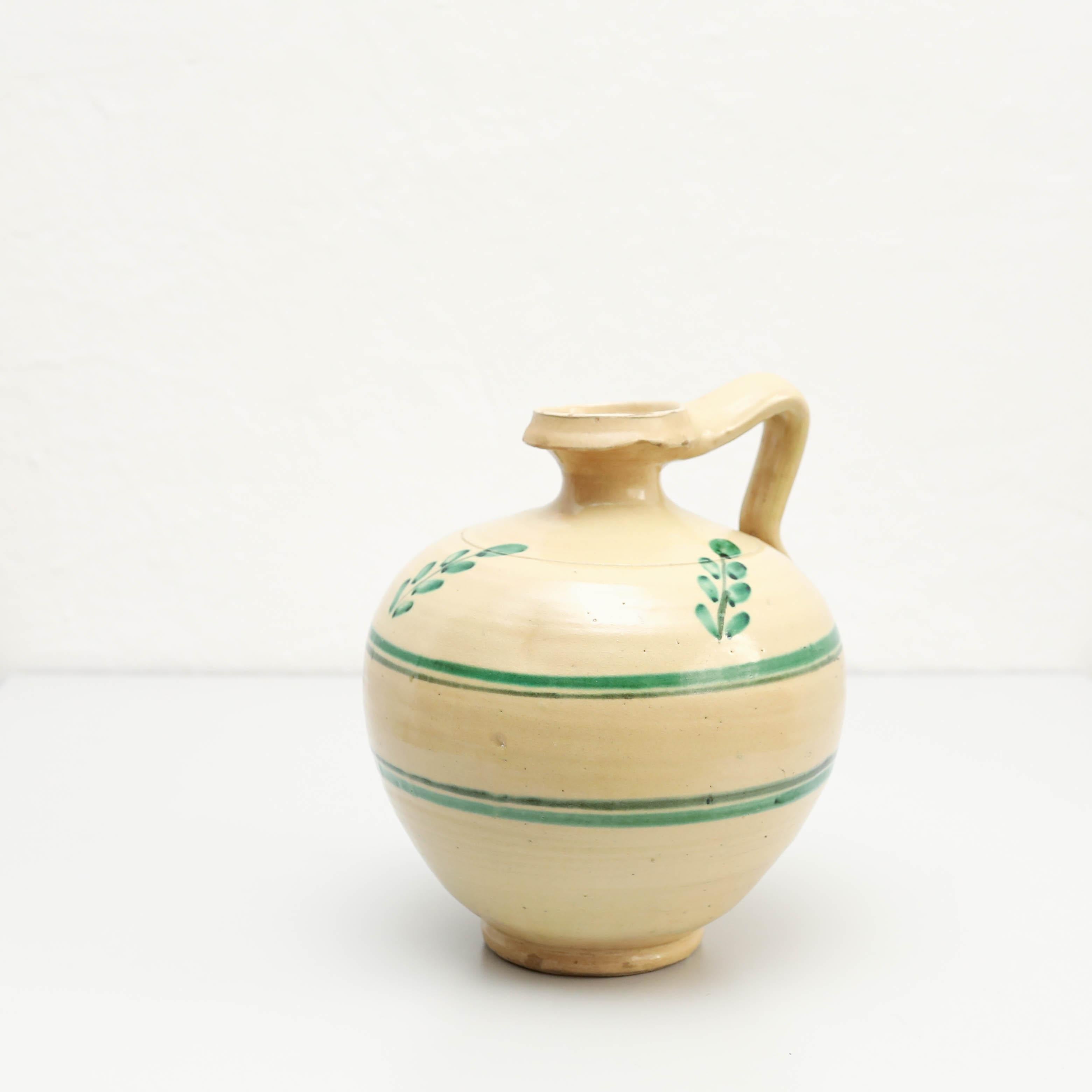 Vase en céramique peint à la main, vers 1960.  Fabriqué en Espagne.    En état d'origine, avec de légères usures dues à l'âge et à l'utilisation, préservant une belle patine.    Matériau :  Céramique.    