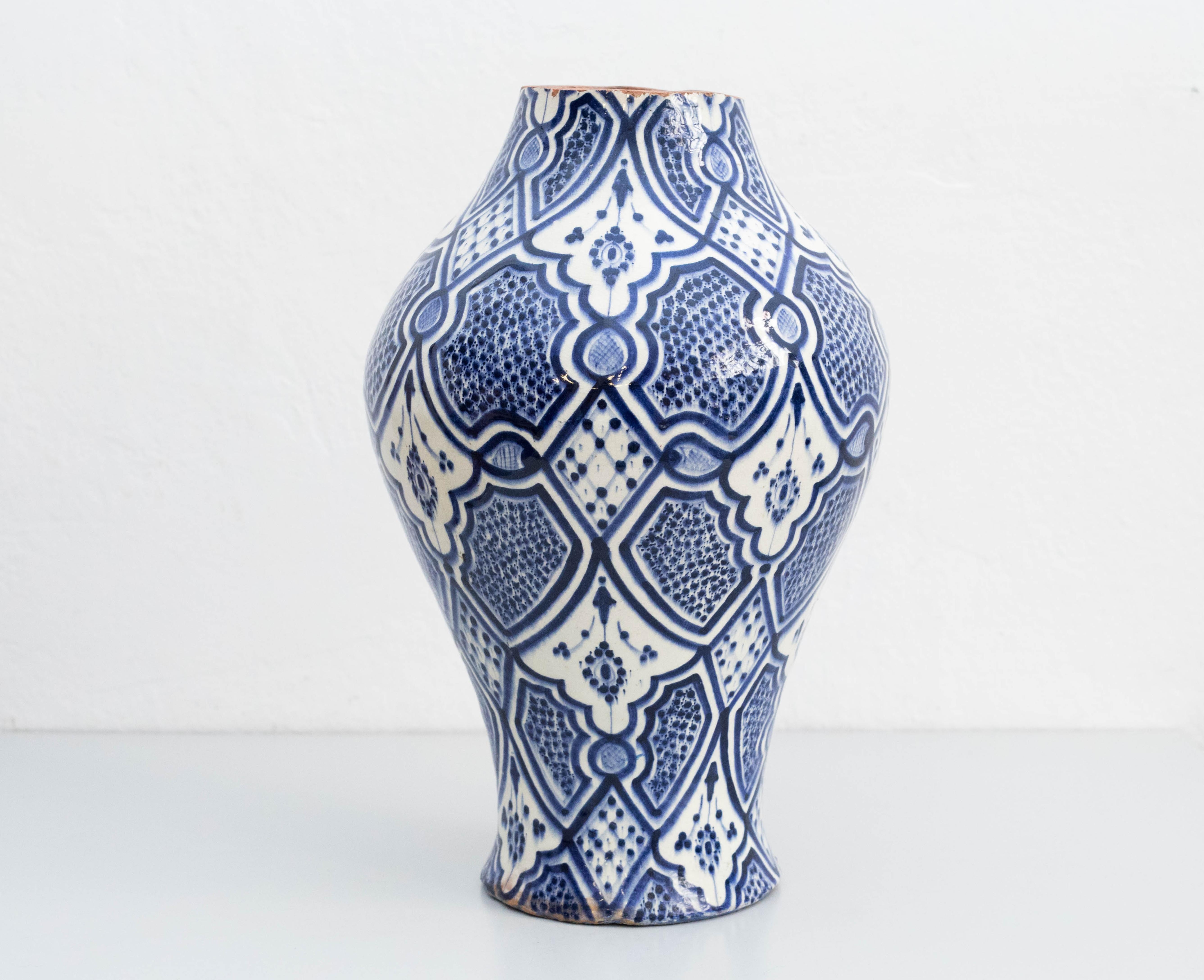 Handbemalte Keramikvase, um 1960.  Hergestellt in Spanien.    Im Originalzustand, mit geringfügigen Gebrauchsspuren, die dem Alter und dem Gebrauch entsprechen, wobei eine schöne Patina erhalten bleibt.    MATERIAL:  Keramisch.   