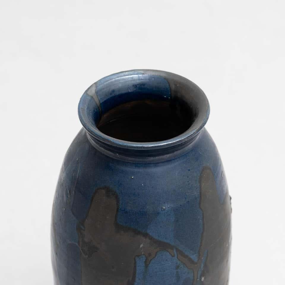 Vase en céramique bleue peint à la main sur un support en bois.

Fabriqué par un fabricant inconnu en Espagne, vers 1960.

En état d'origine, avec de légères usures dues à l'âge et à l'utilisation, préservant une belle patine.

Matériau