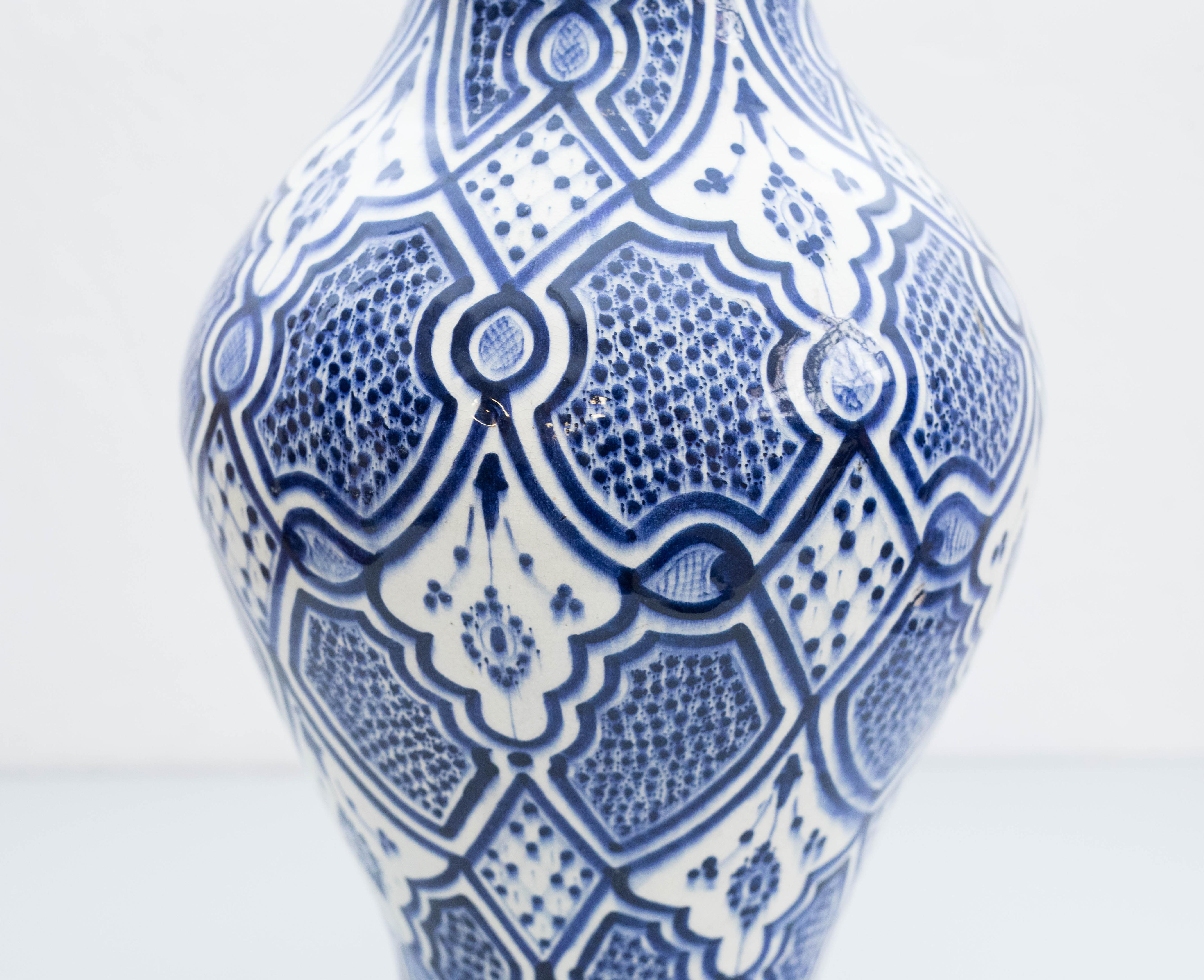 Handbemalte Keramikvase, um 1960 im Angebot 2