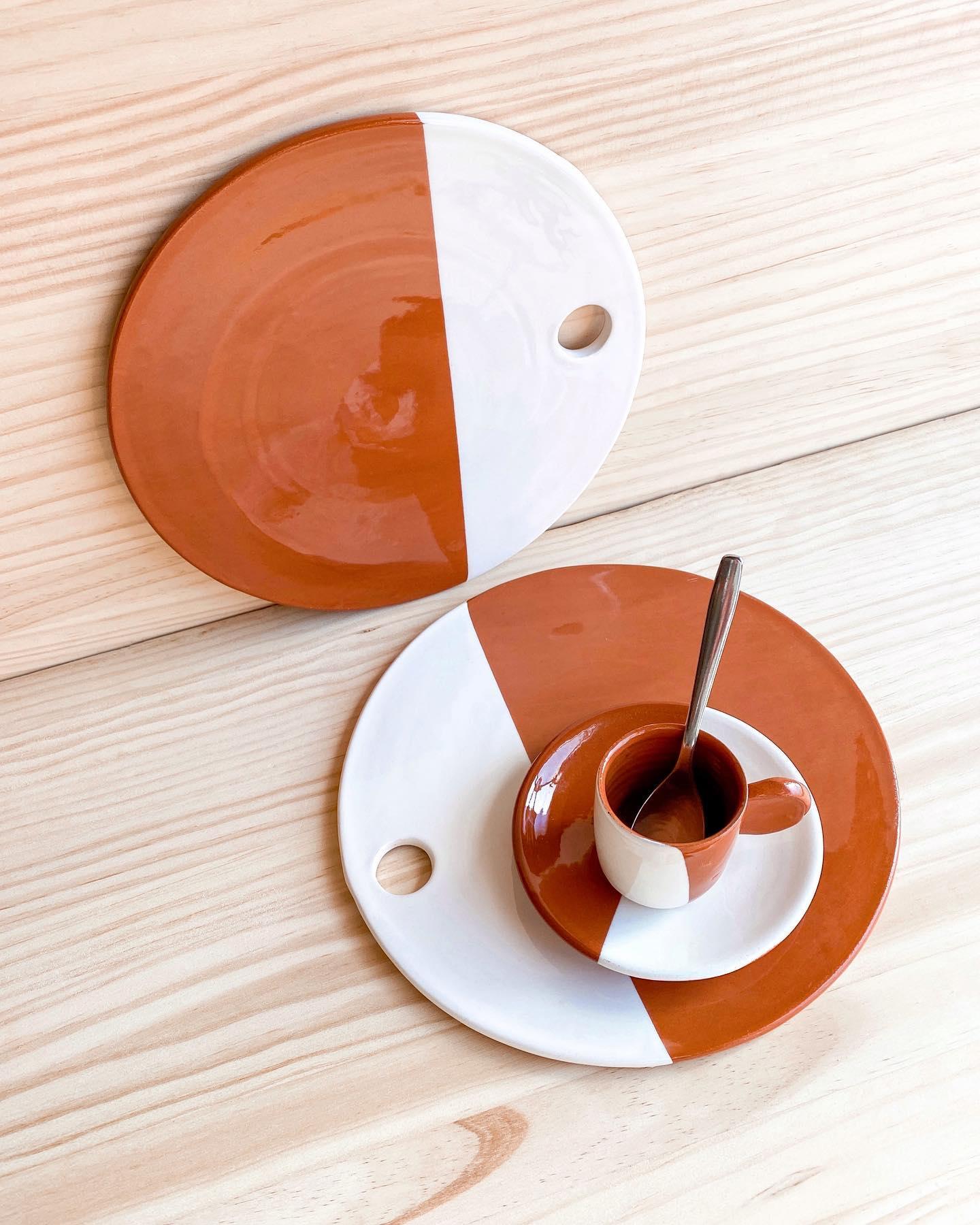 Plato circular de cerámica para quesos hecho a mano en terracota y blanco Rústico en venta