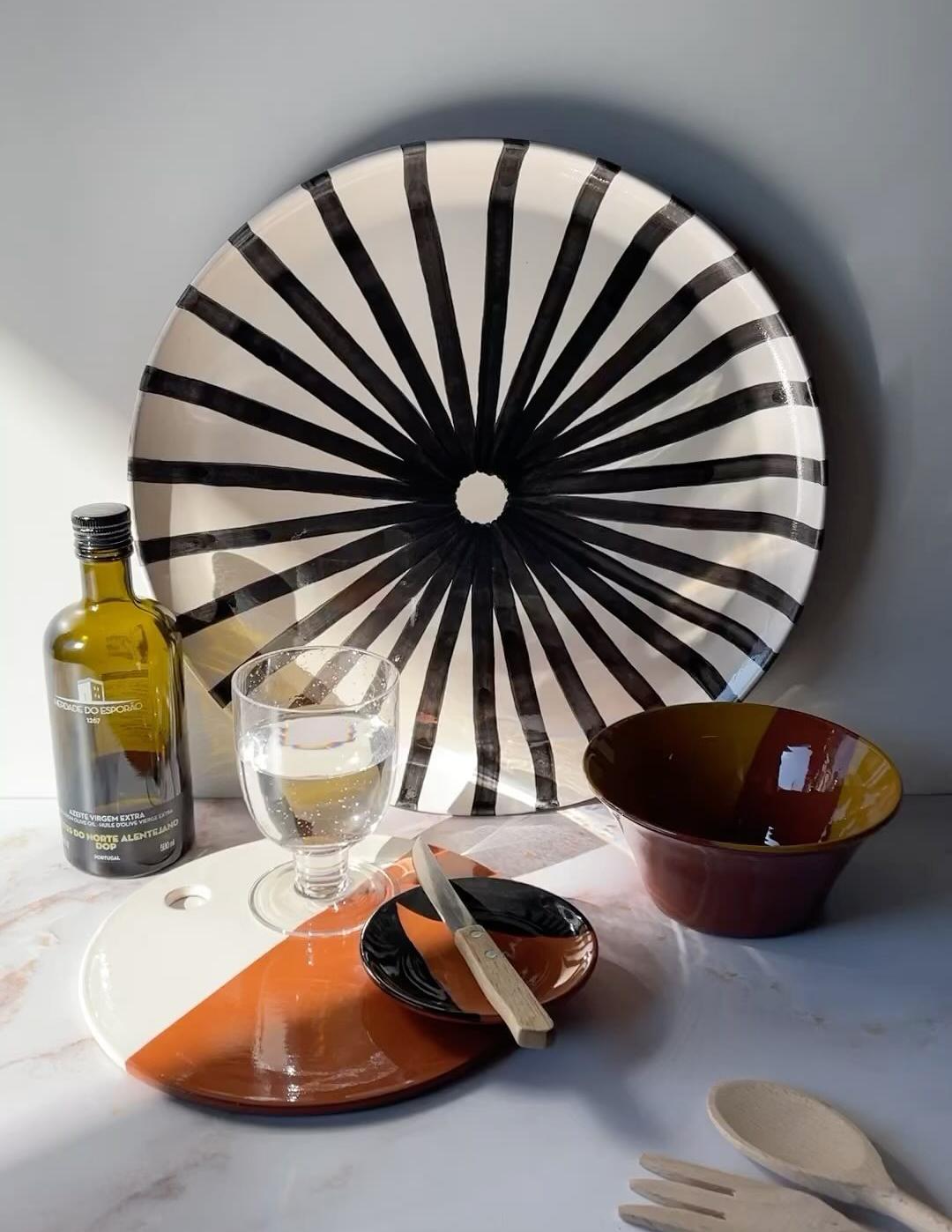 Plato circular de cerámica para quesos hecho a mano en terracota y blanco Portugués en venta
