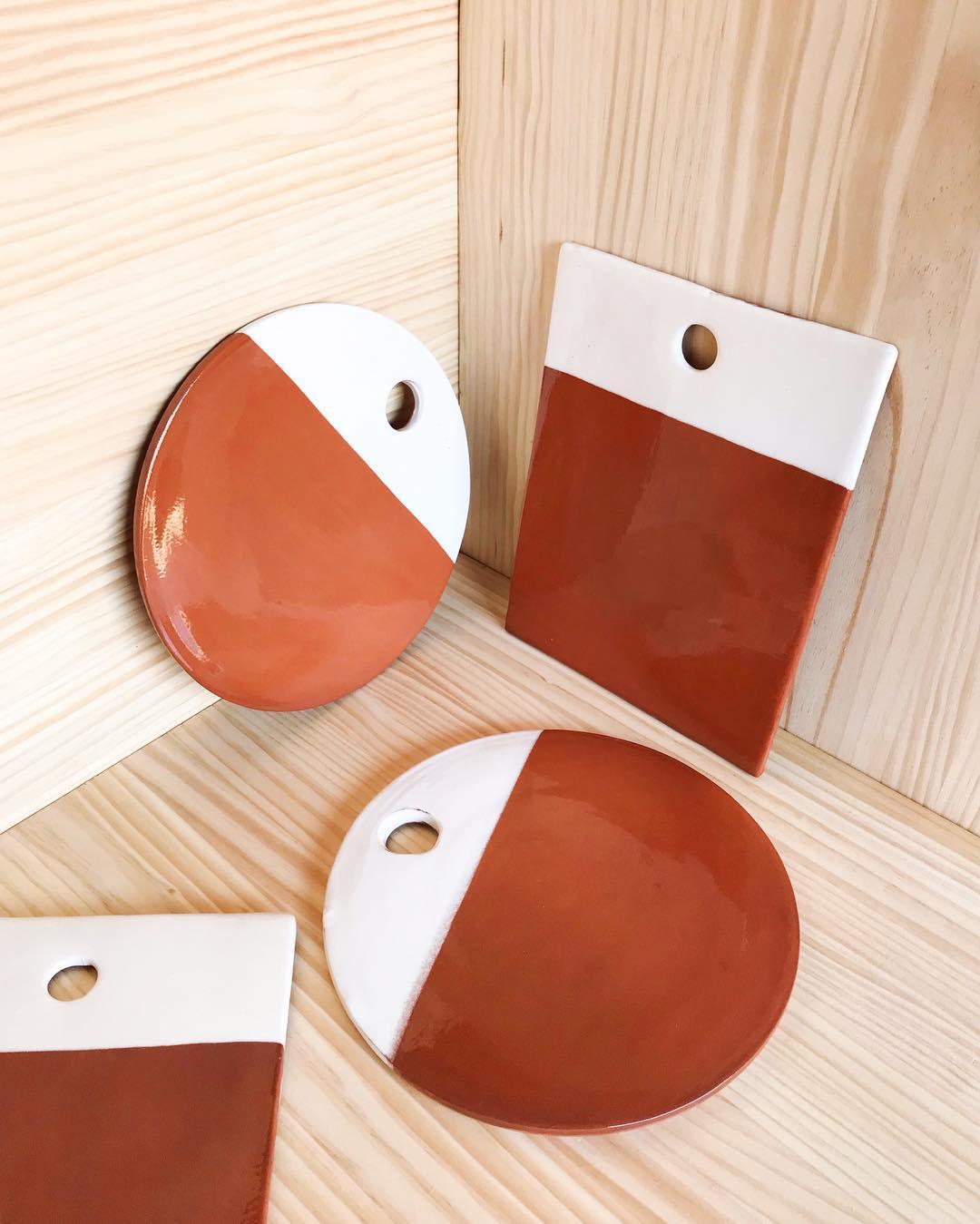 Plato rectangular de cerámica para quesos hecho a mano en terracota y blanco Portugués en venta