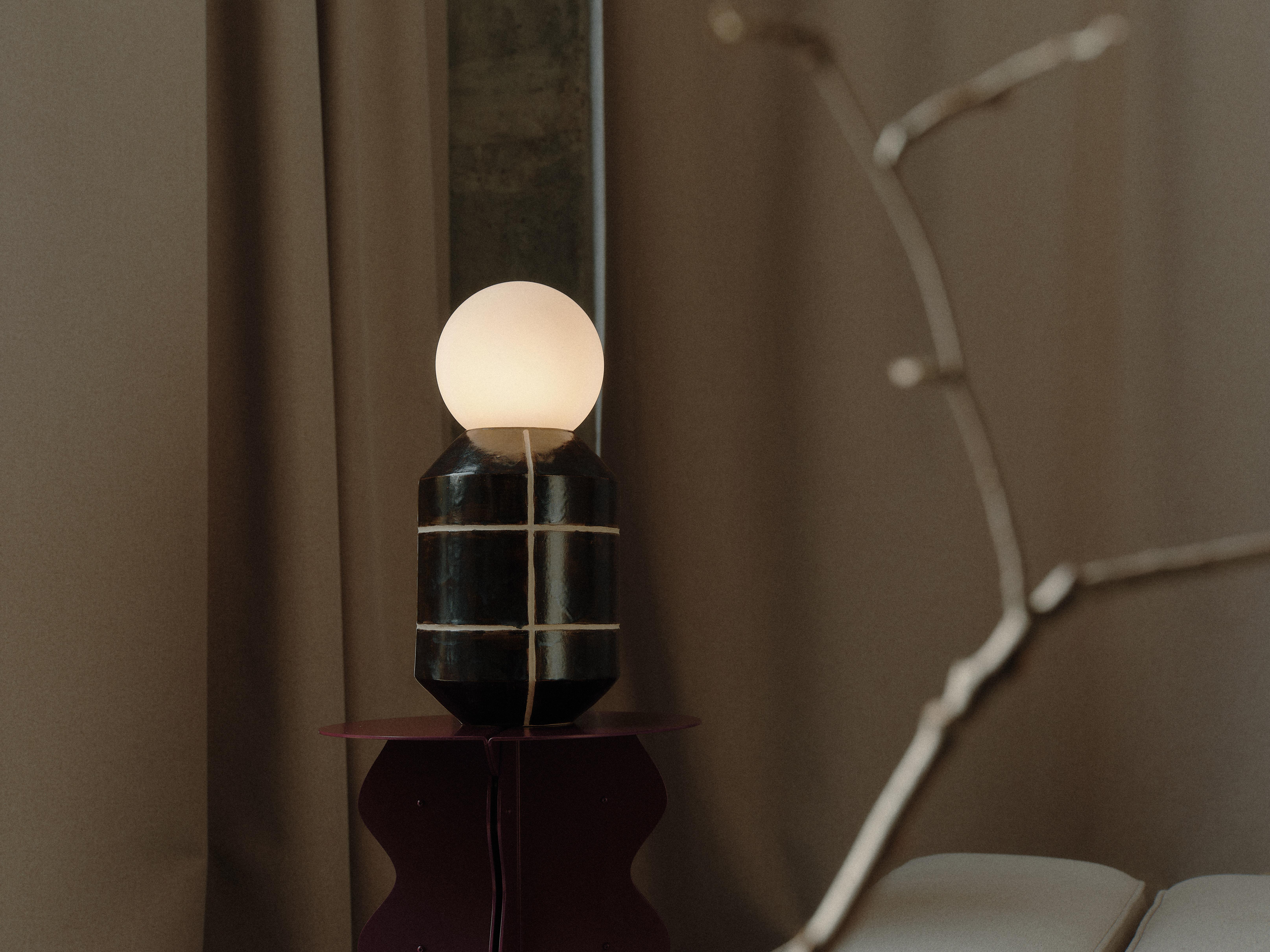 Lampadaire artisanal Navazi, poterie moderne avec verre opaque Neuf - En vente à Vilnius, LT