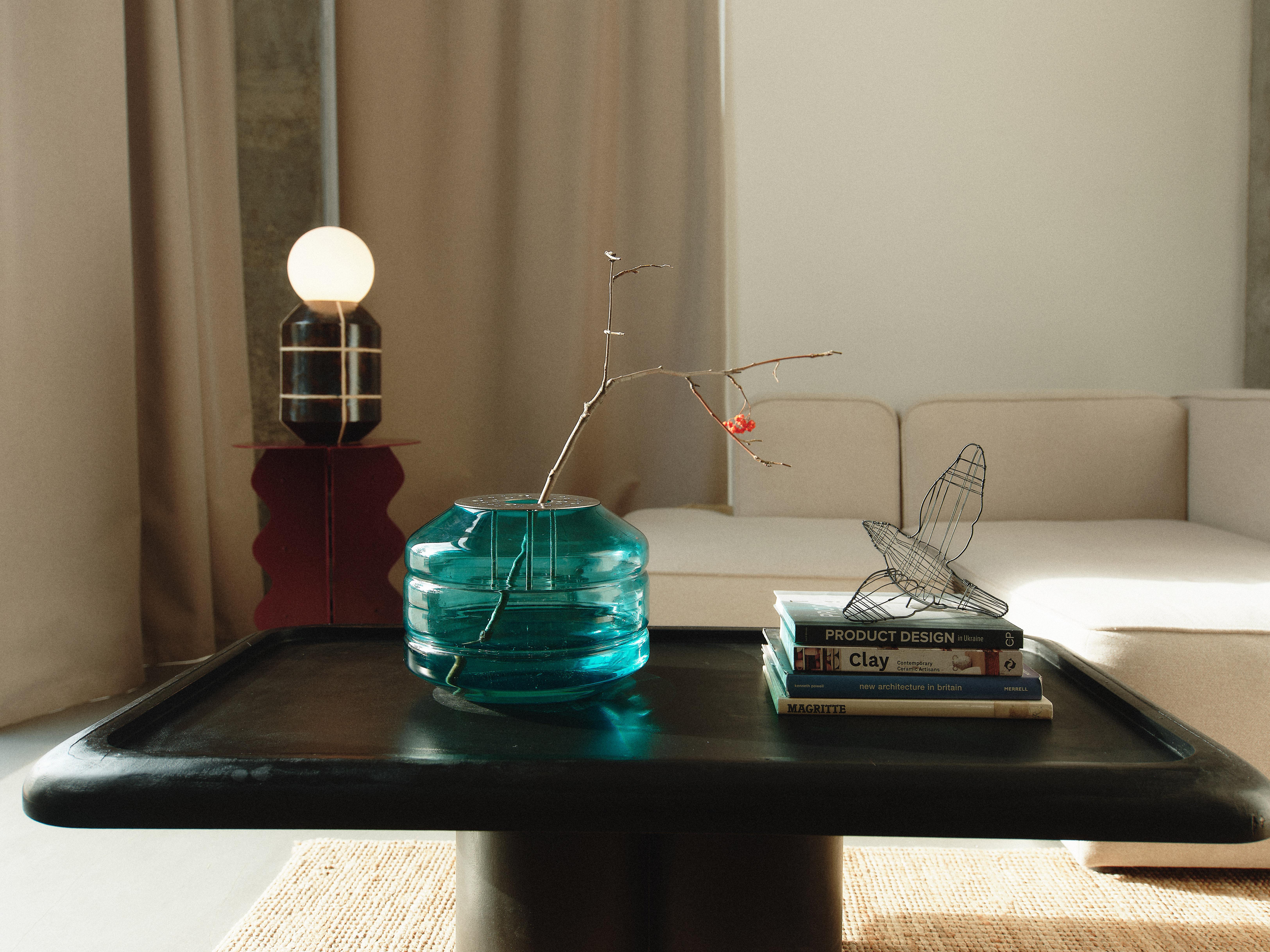 Vernissé Lampadaire artisanal Navazi, poterie moderne avec verre opaque en vente