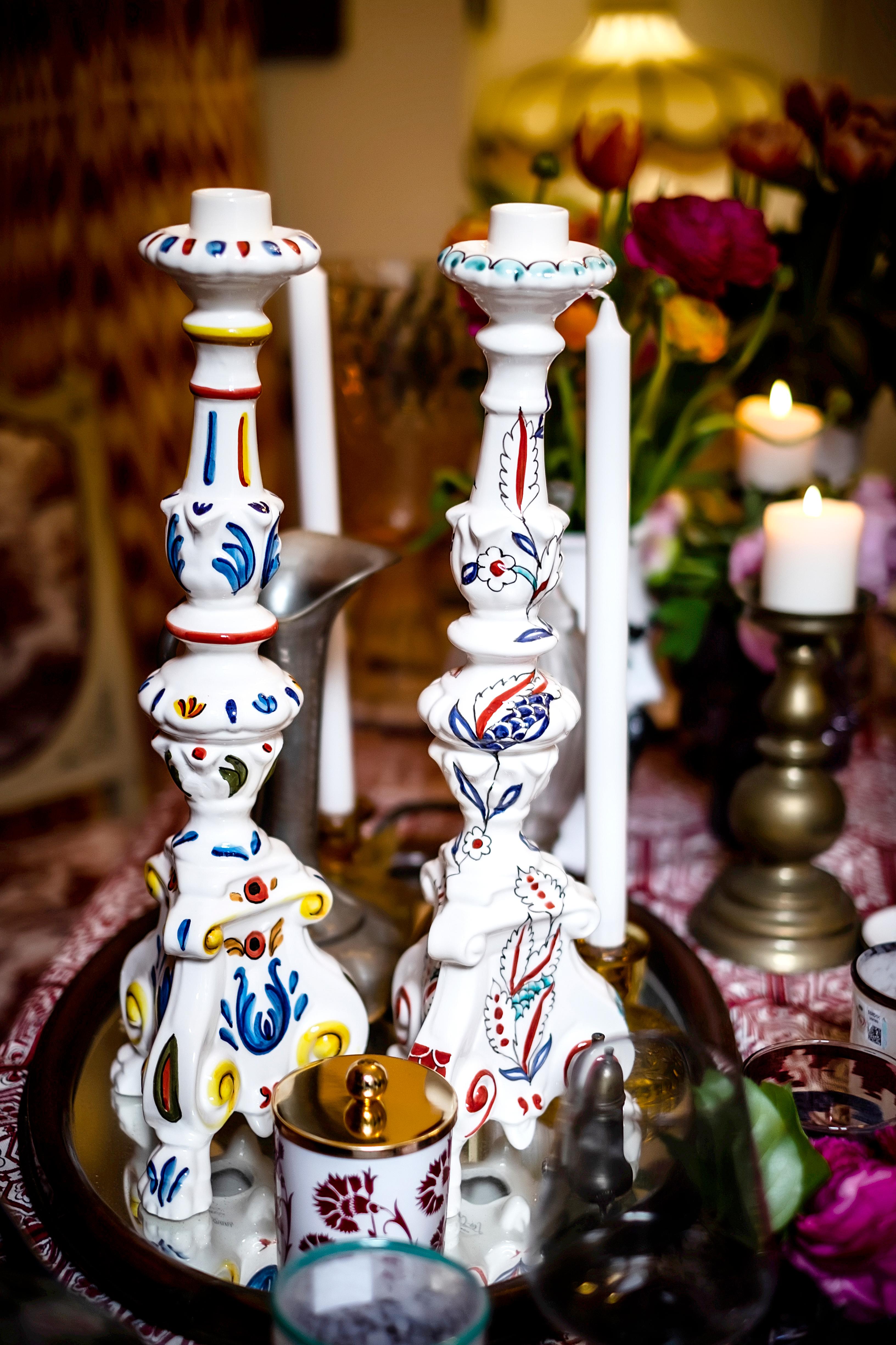 Keramischer handbemalter französischer Kerzenhalter mit traditionellem Iznik-Muster
Handgefertigt und handbemalt in Italien von lokalen Kunsthandwerkern, die italienische Handwerkskunst und osmanischen Stil vereinen.
  
