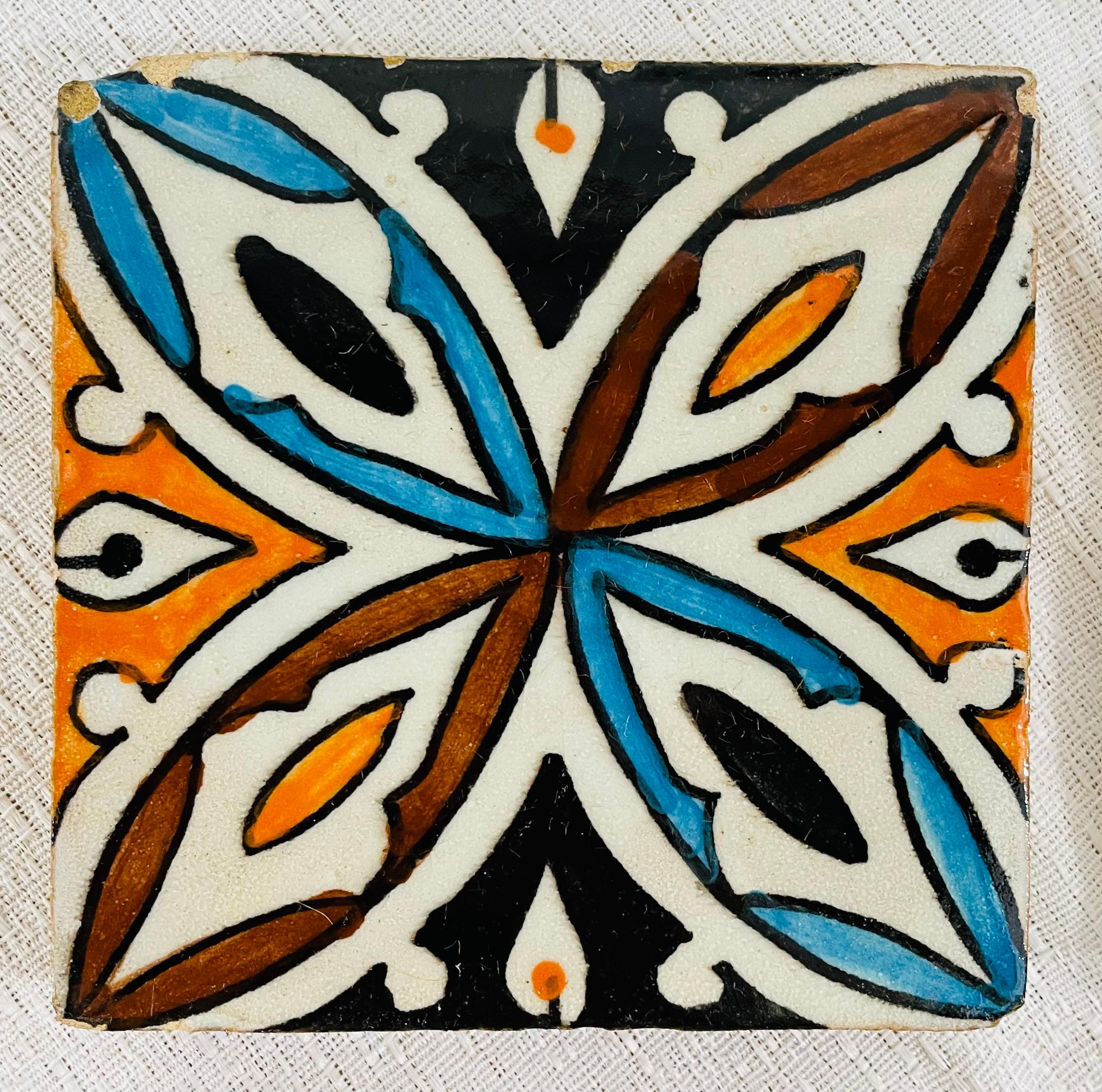 Un ensemble de quatre sous-verres ou carreaux marocains en céramique peints à la main présentant un joli motif géométrique. 

Dimensions : 4