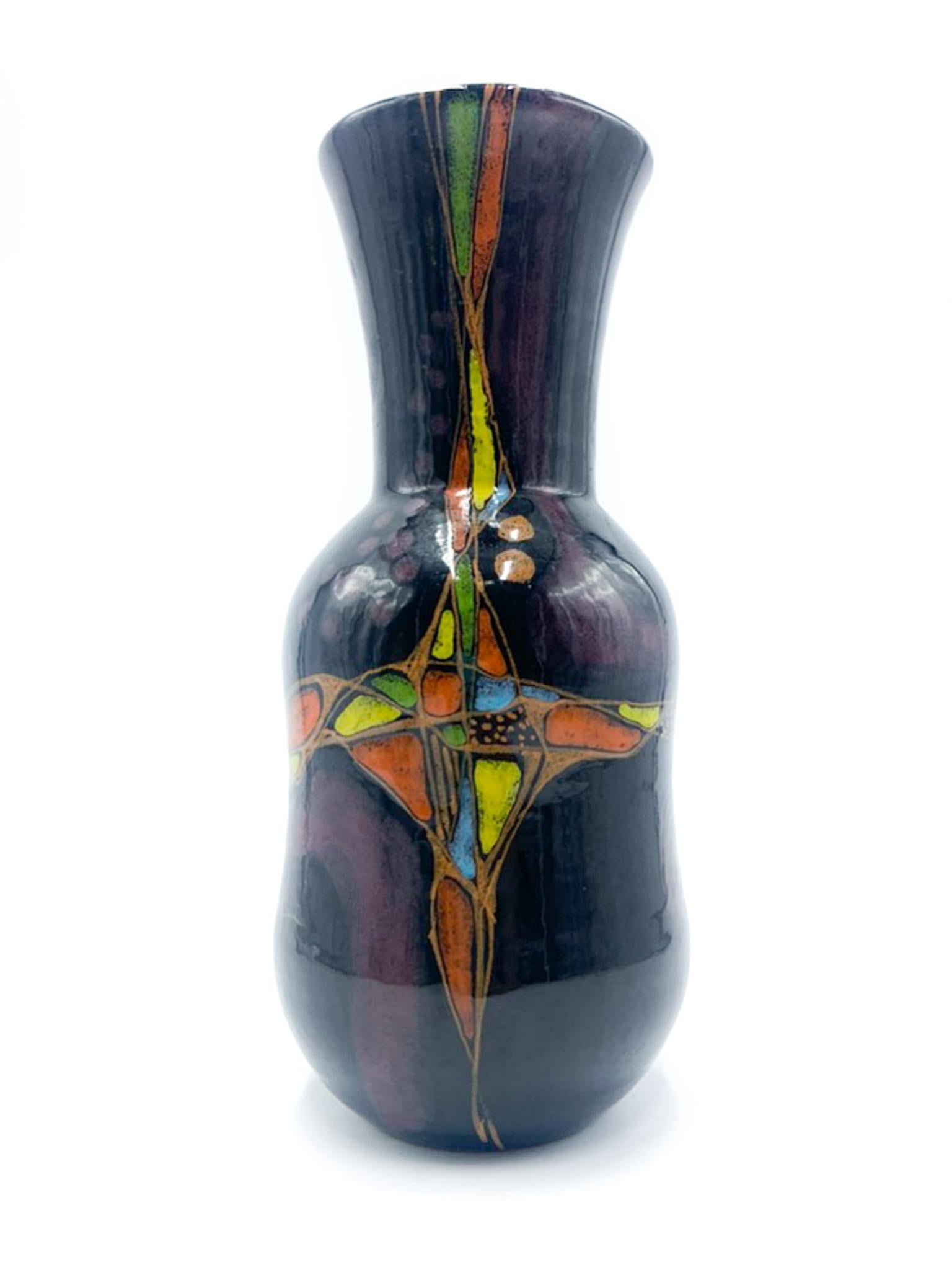 Vaso in ceramica viola con decorazioni colorate, realizzato da Verzolini negli anni '70

Misure: Ø cm 12 h cm 25.