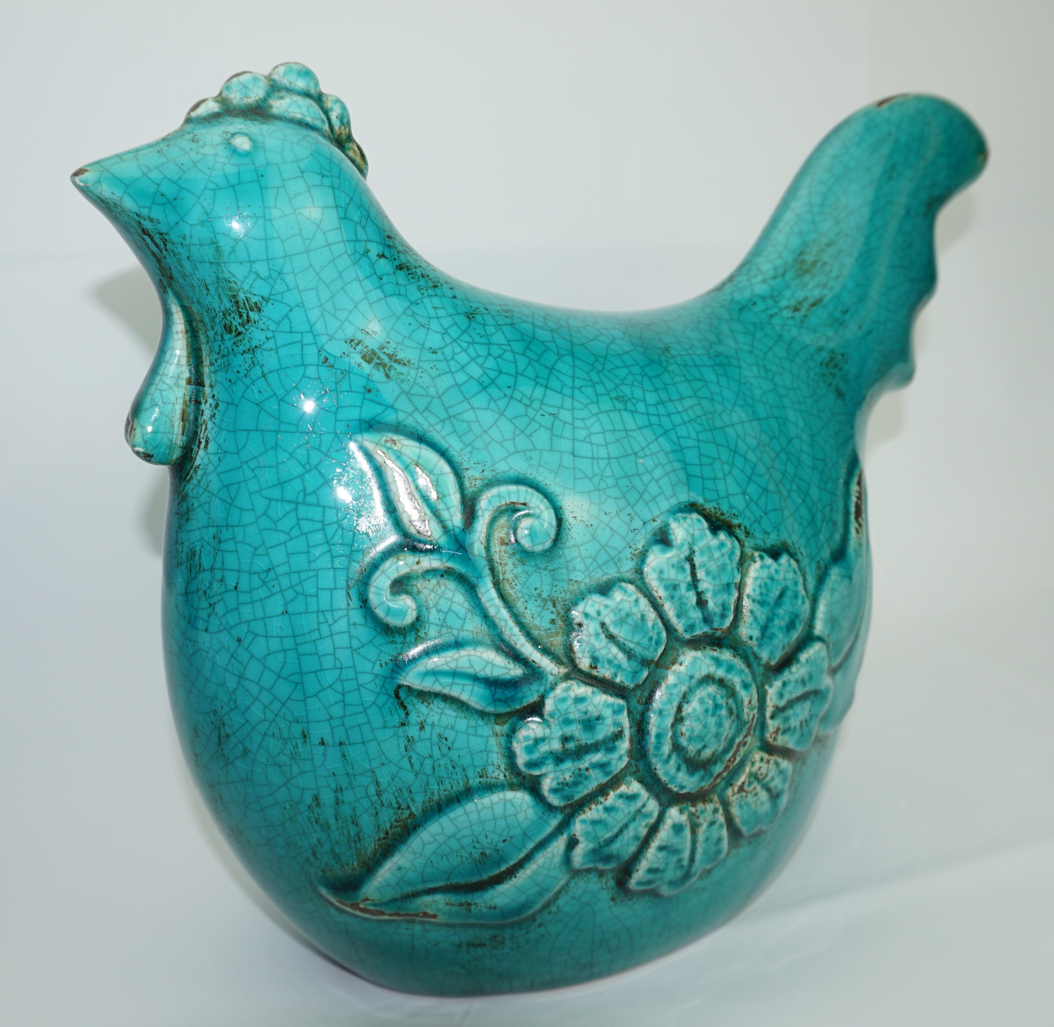 Poule en céramique du milieu du siècle, vers 1960, Danemark. Poule décorative turquoise avec un motif floral de qualité rustique.