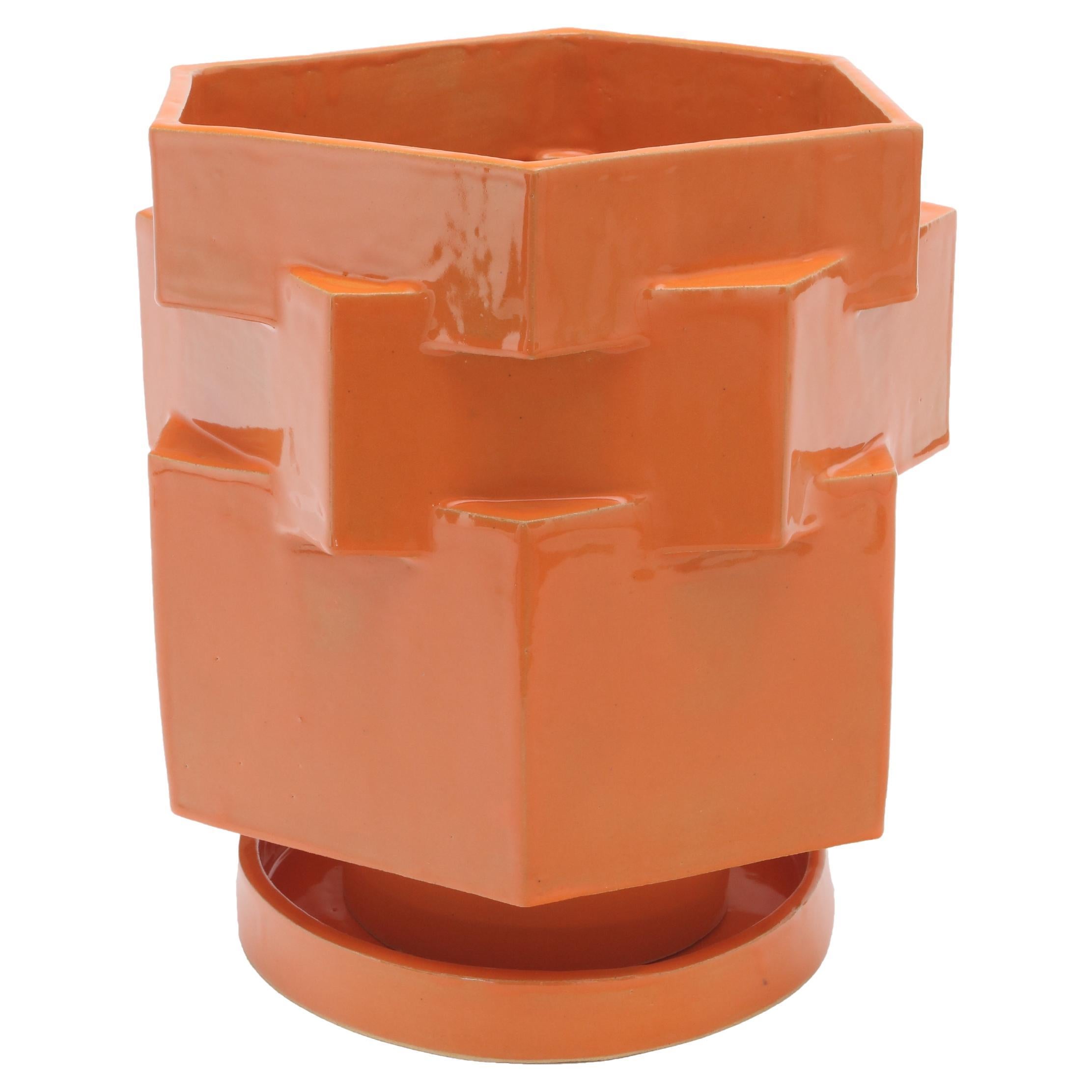 Keramik-Pflanzgefäß Hex in glänzendem Orange von Bzippy im Angebot