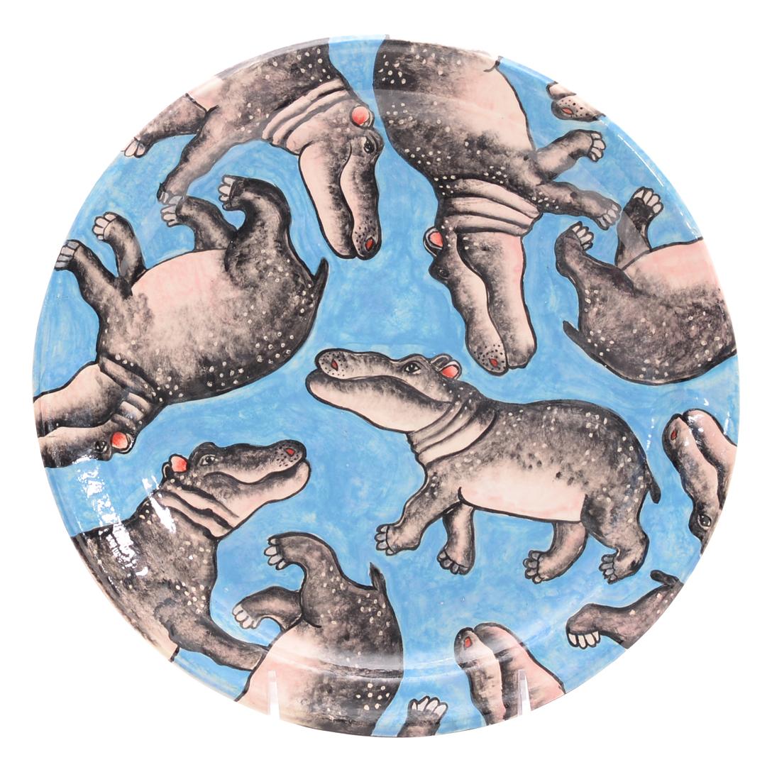 Wir stellen den Hippo-Teller vor, eine atemberaubende Keramikkreation des gefeierten Nompilo Zaba, handgeformt von Victor Shabalala und hergestellt bei Zimele Ceramics in Südafrika. Mit einer Höhe von 1 Zoll, einer Länge von 11 Zoll und einer Breite