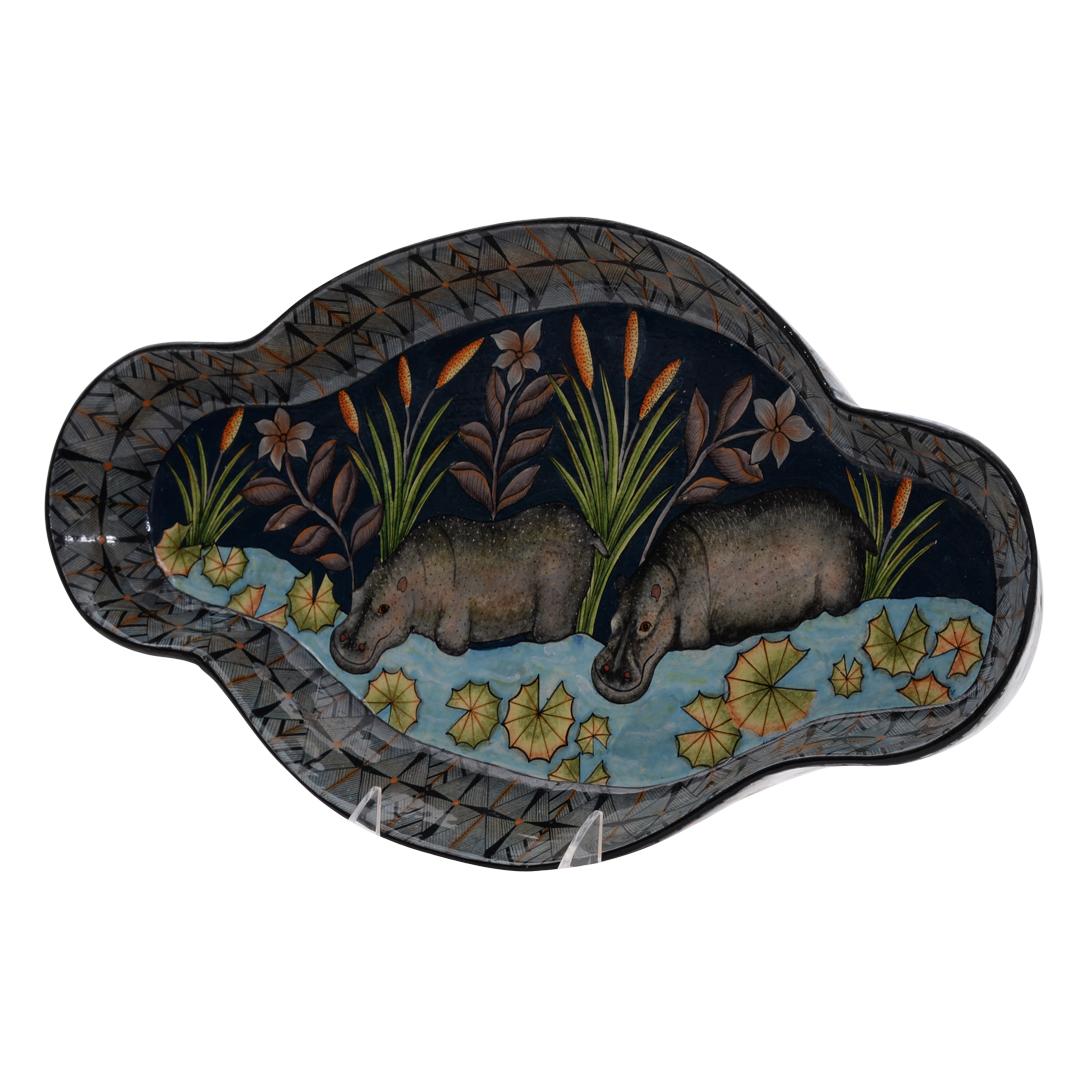 Nilpferd-Tablett, handbemalt von Nozipho Ntshalintshali und modelliert von Sondelani Ntshalintshali
Tauchen Sie ein in die pulsierende Kunst Südafrikas mit dem Hippo Tray, einem atemberaubenden Keramikstück, entworfen von Love Art Ceramic im Jahr