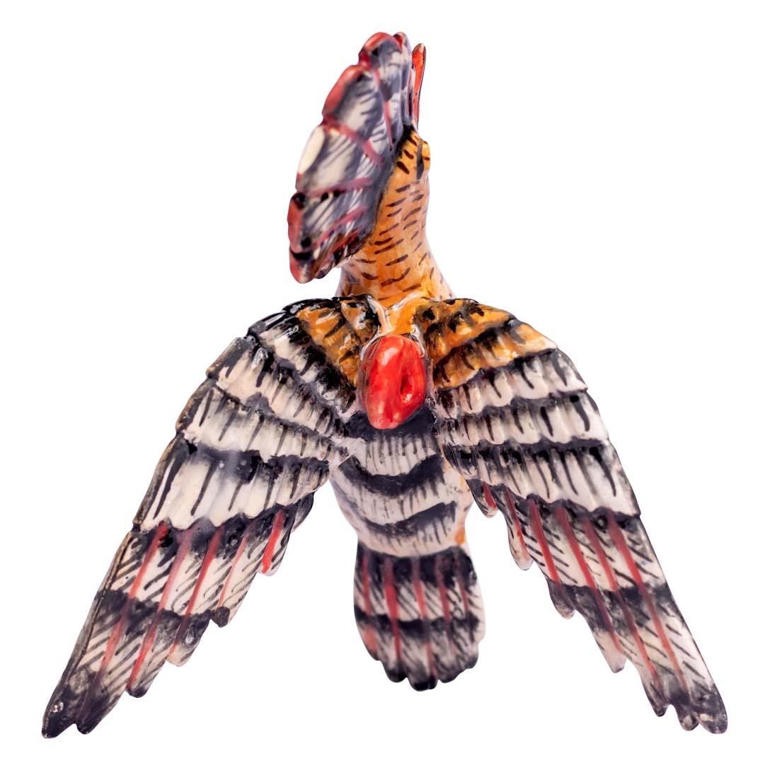Este encantador adorno de abubilla de cerámica, hecho a mano en Sudáfrica por Zimele Ceramics, es un impresionante homenaje tanto al arte como a la herencia cultural. Esculpida por Petros y pintada a mano por Mpilo, la pieza mide 2