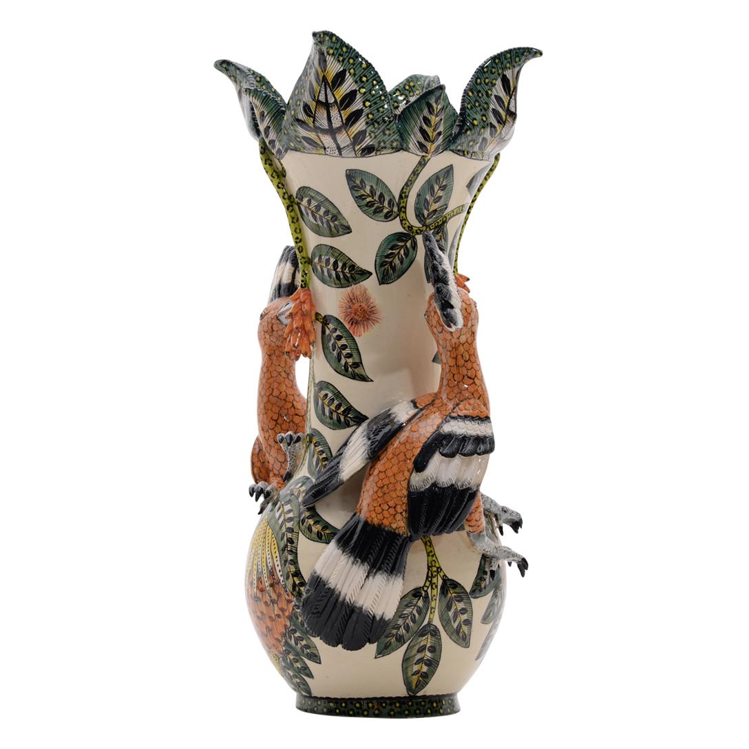 Vaso per upupa: Dipinto a mano da Zinhle Nene e scolpito da Sfiso Mvelase

Il vaso Hoopoe è un'incredibile testimonianza dell'artigianato sudafricano, che fonde splendidamente arte e cultura. Con un'altezza di 16 pollici, una lunghezza di 6 pollici