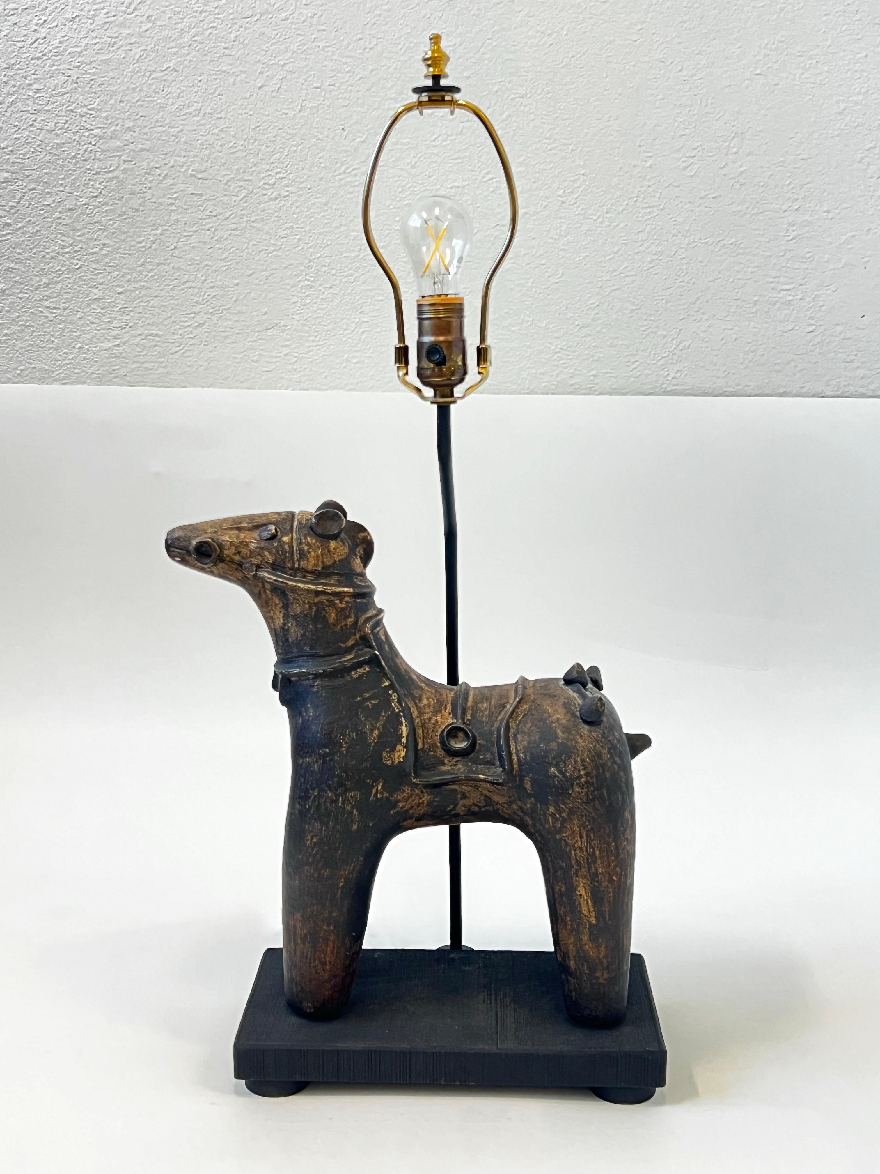 Lampe de table à cheval en céramique des années 1970 par Frederick Cooper Lamps. Dans un bel état vintage.
La prise à trois voies a été remplacée. Il faut une ampoule d'édition de 150 max. 

Mesures :
13