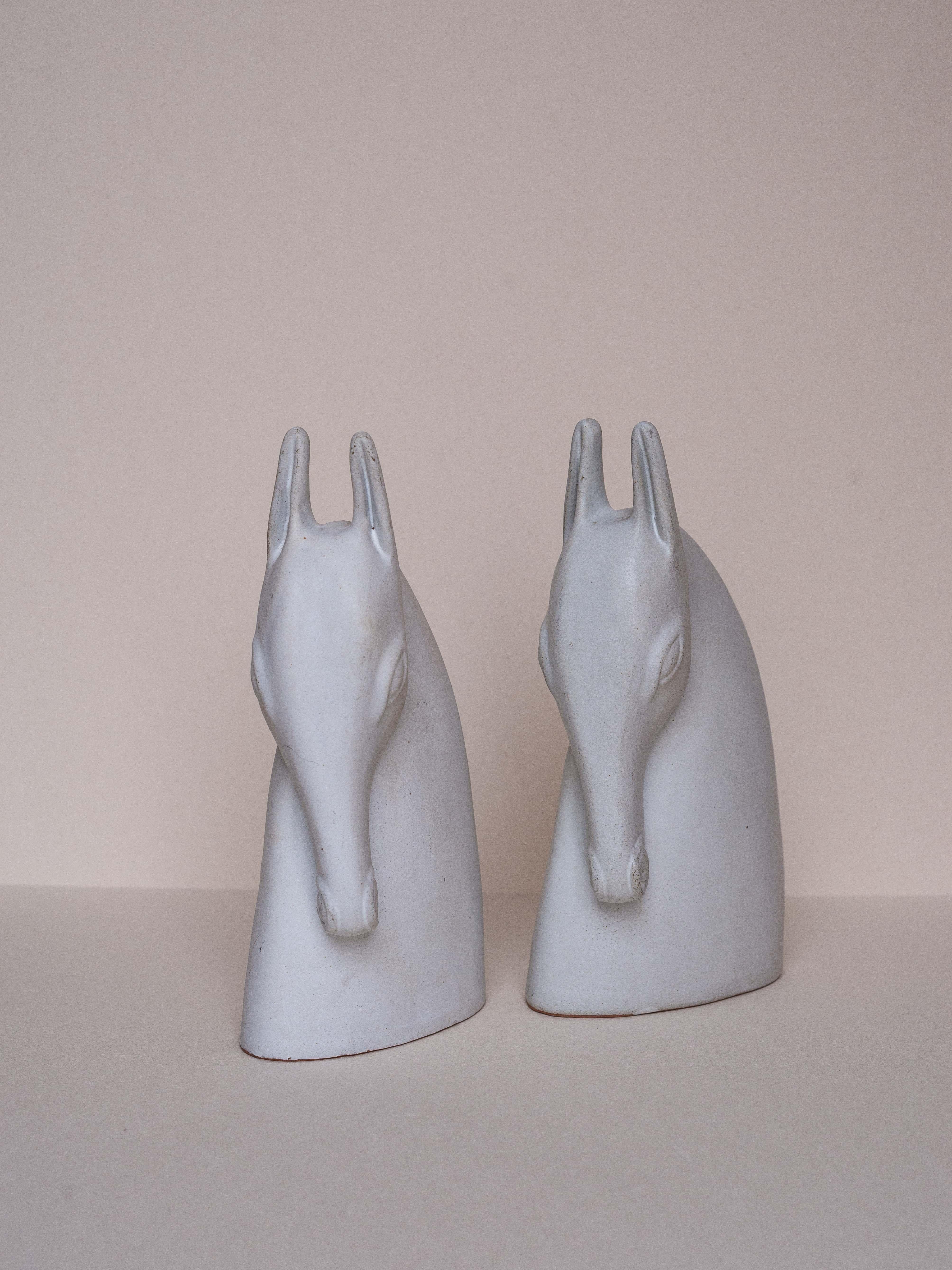 Minimaliste Serre-livres en céramique pour chevaux - Paire de sculptures d'animaux par Anette Edmark - années 1990 en vente