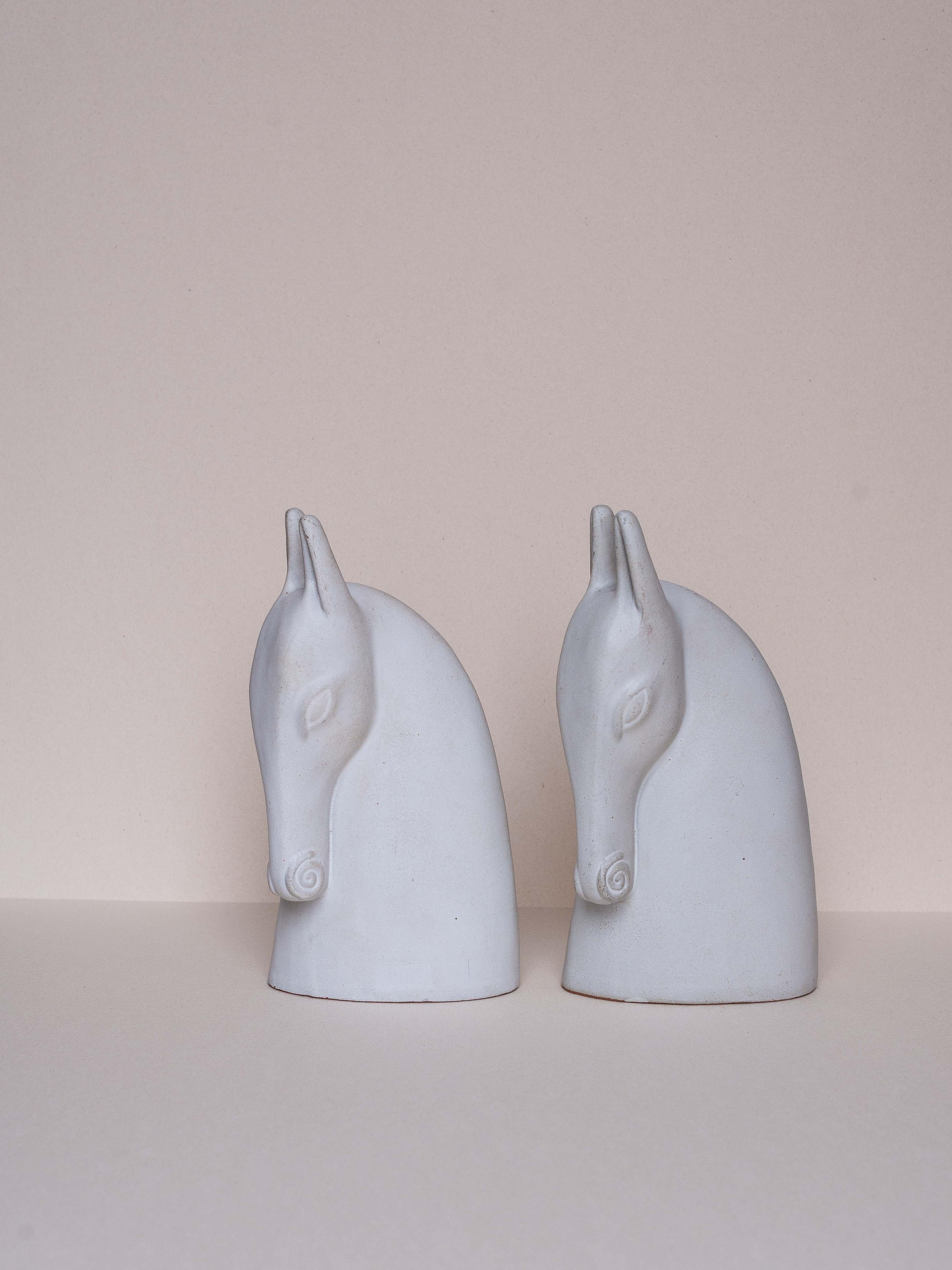 Suédois Serre-livres en céramique pour chevaux - Paire de sculptures d'animaux par Anette Edmark - années 1990 en vente