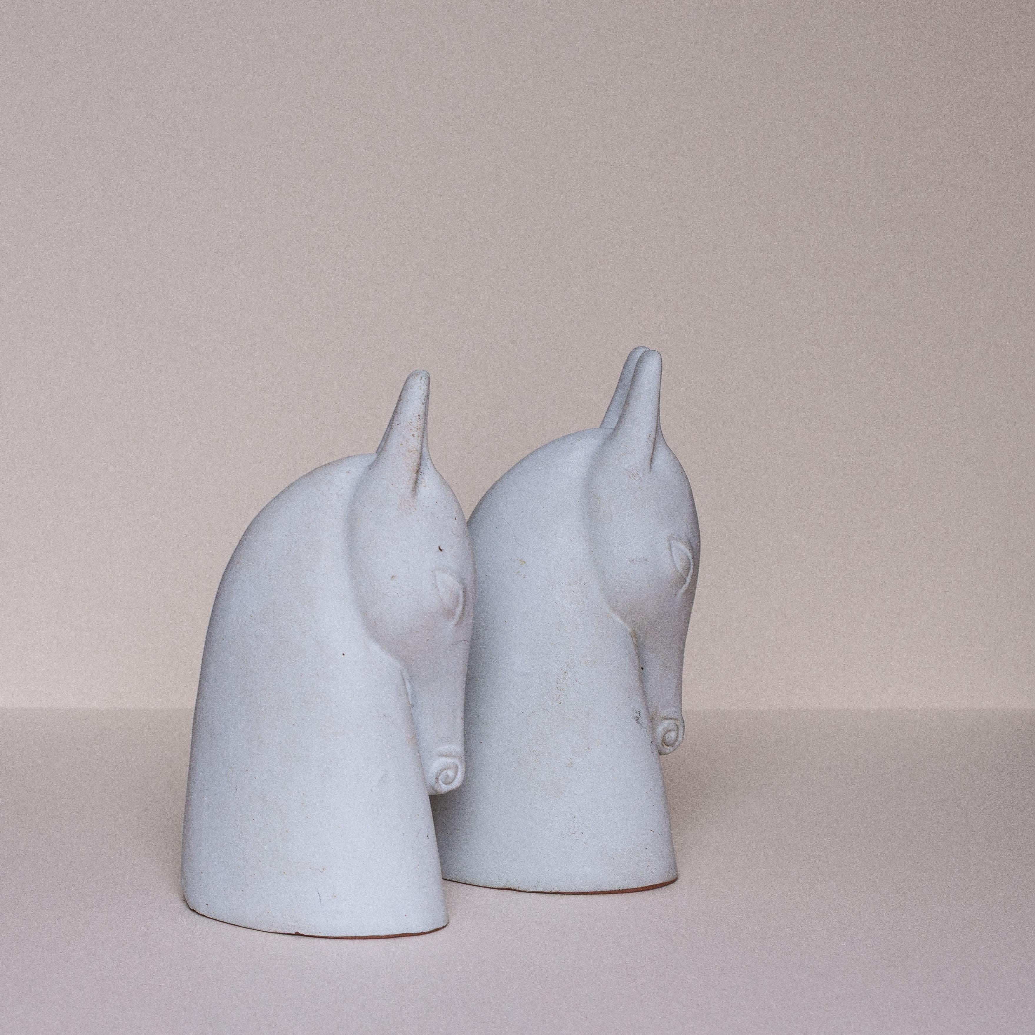 20ième siècle Serre-livres en céramique pour chevaux - Paire de sculptures d'animaux par Anette Edmark - années 1990 en vente