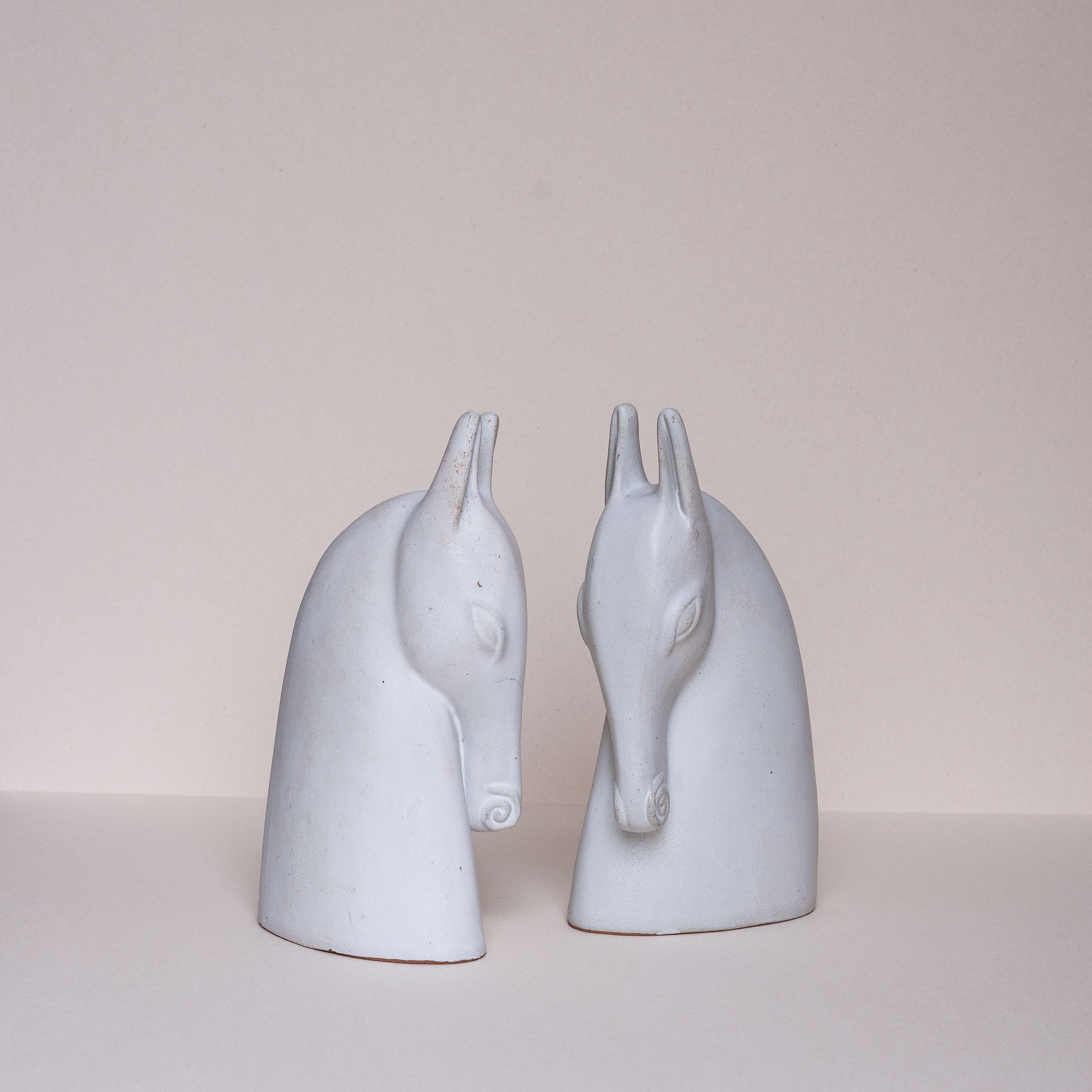 Serre-livres en céramique pour chevaux - Paire de sculptures d'animaux par Anette Edmark - années 1990 en vente 1