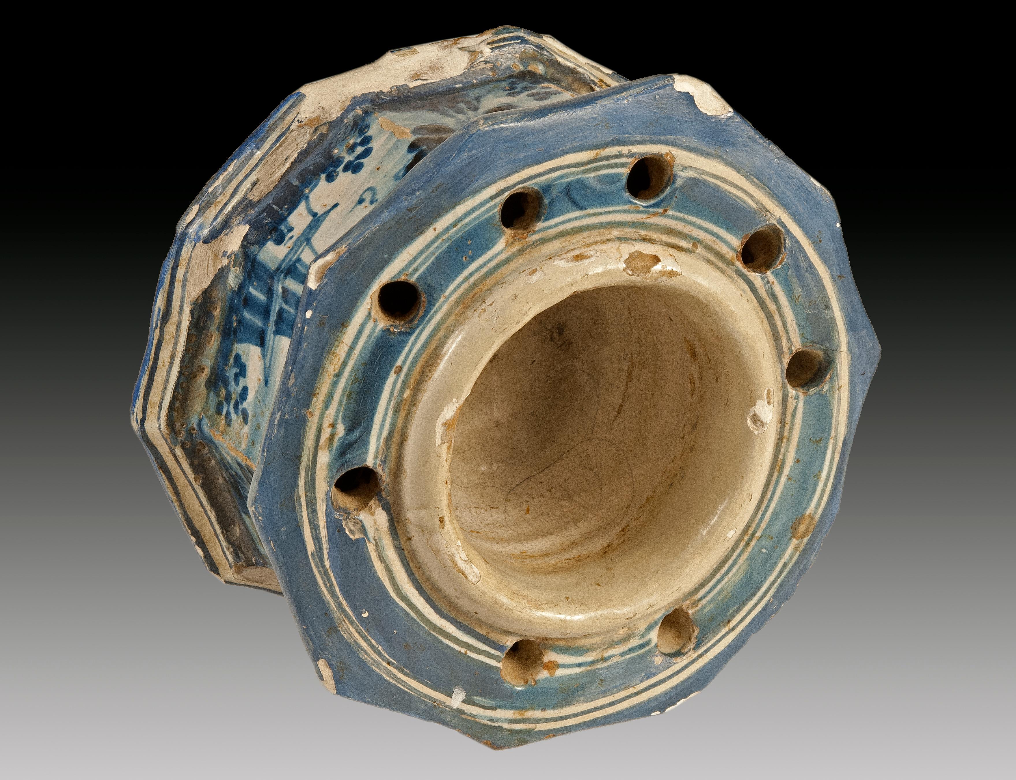 Talavera-Tintenfass, 18. Jahrhundert. Glasierte Töpferwaren
Tintenfass aus Talavera-Keramik, verziert mit kobaltblauer Emaille auf weißem Zinnslip
mit Wiederherstellungen