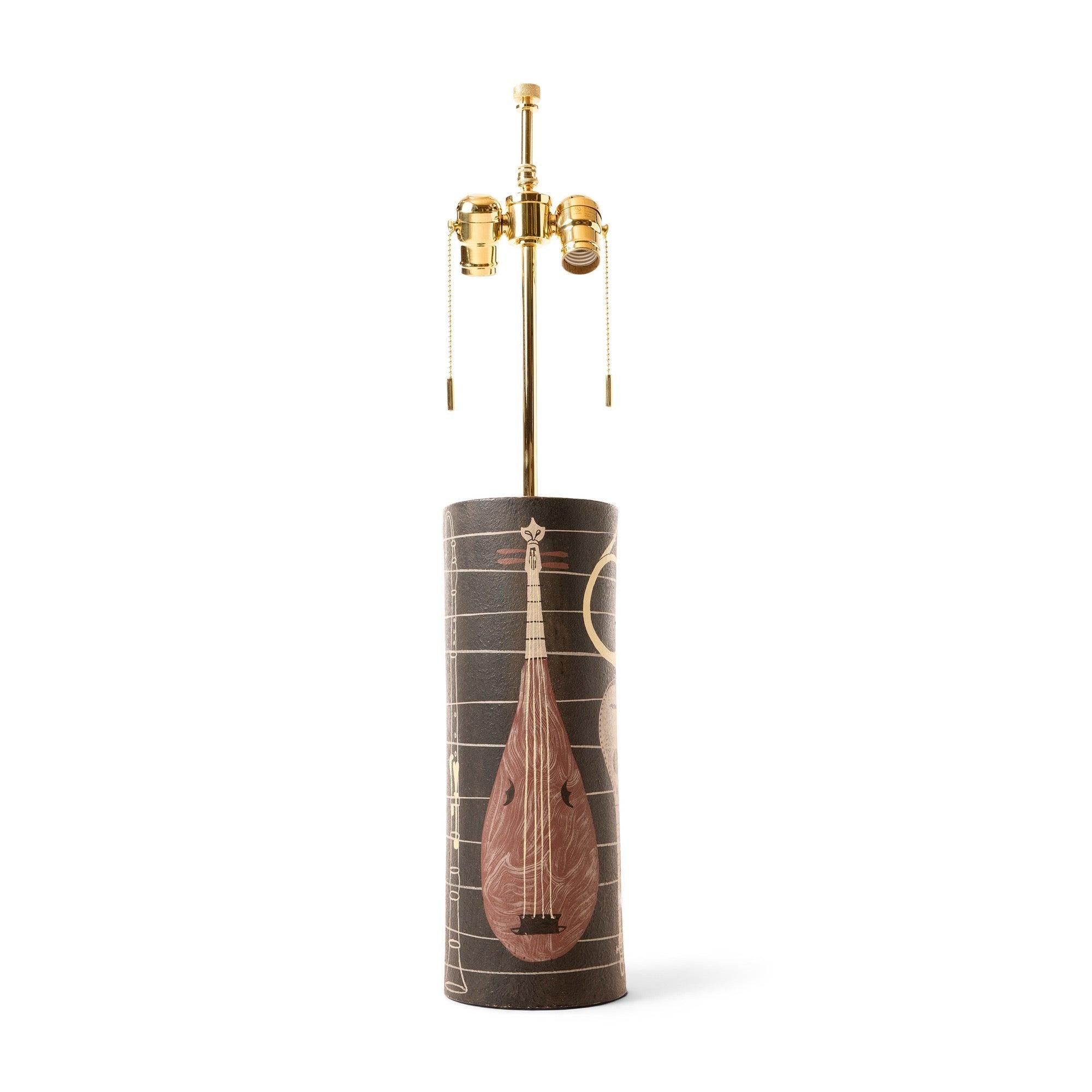 Lámpara de cerámica negra pintada a mano con varios Instrumentos.