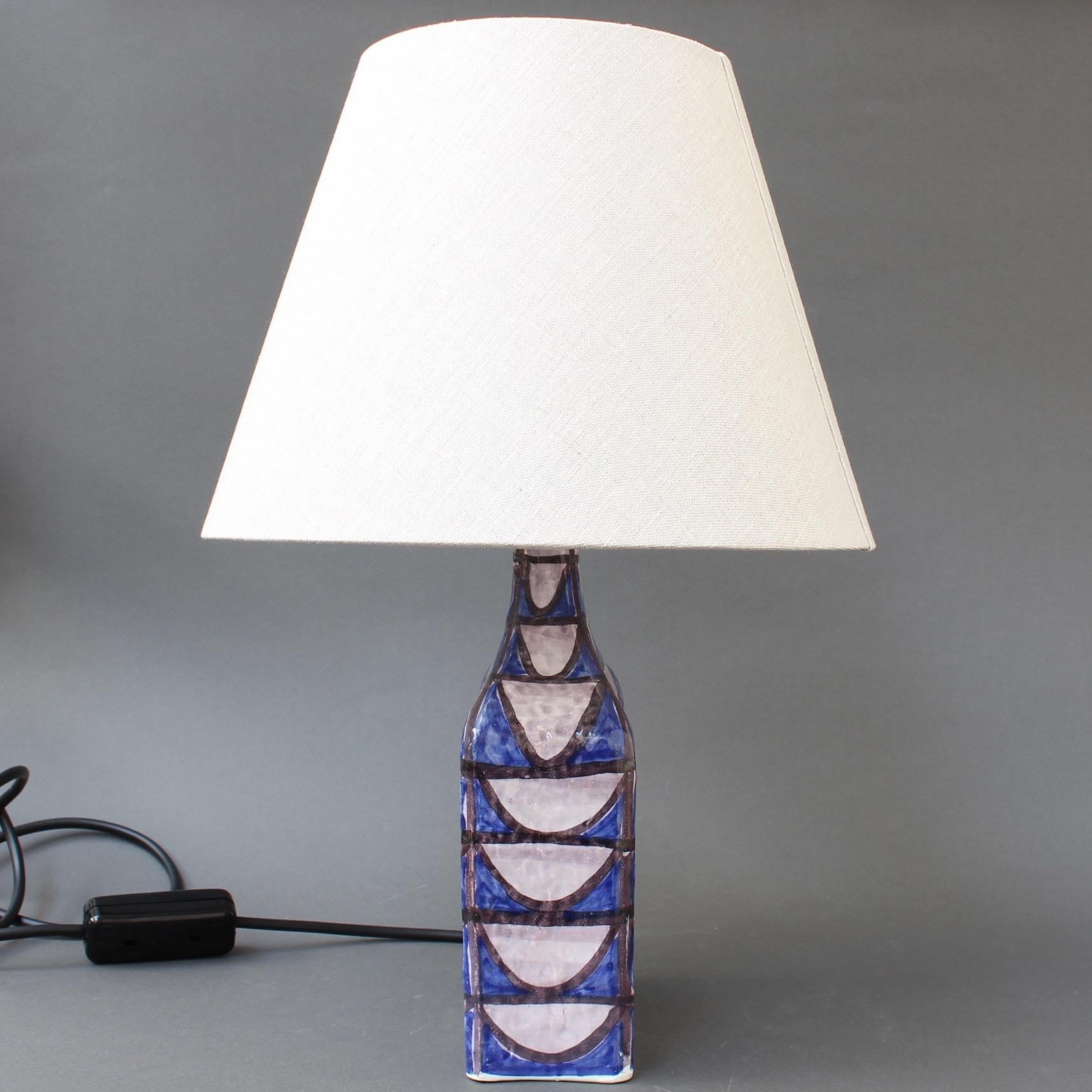 Vintage, Mid-Century Modern ceramic table lamp, circa 1950s by Alessio Tasca. Hand-painted studio ceramic with original design motif consisting of a series of elongated chalk-white semi-circles from the bottom to the neck over a base of deep blue.