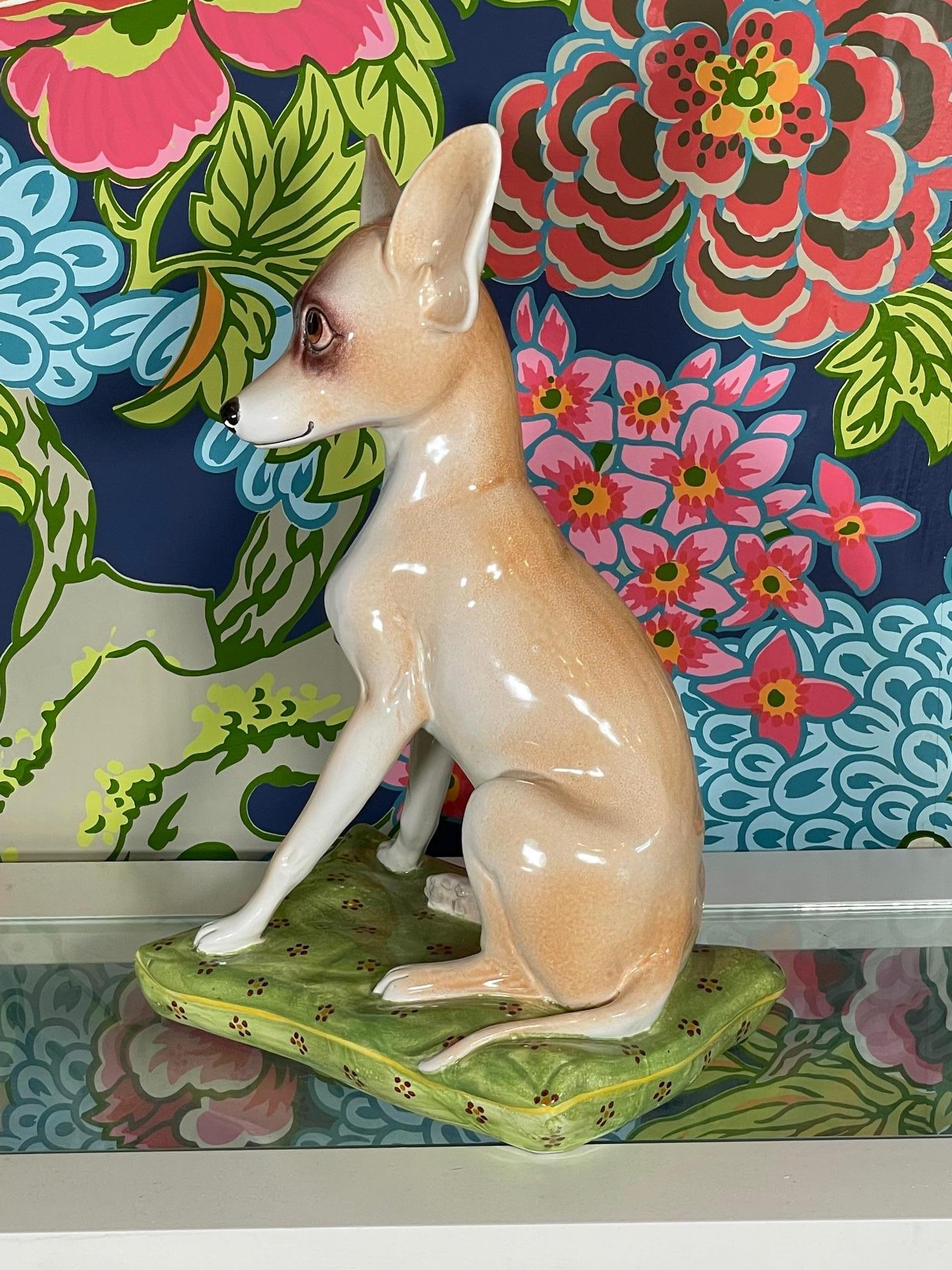 Italienische sitzende Chihuahua-Huhn-Figur auf Kissen aus Keramik (Hollywood Regency) im Angebot