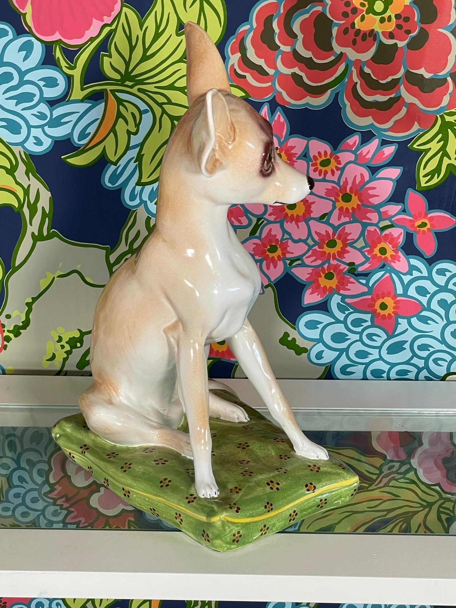 Italienische sitzende Chihuahua-Huhn-Figur auf Kissen aus Keramik im Zustand „Gut“ im Angebot in Jacksonville, FL