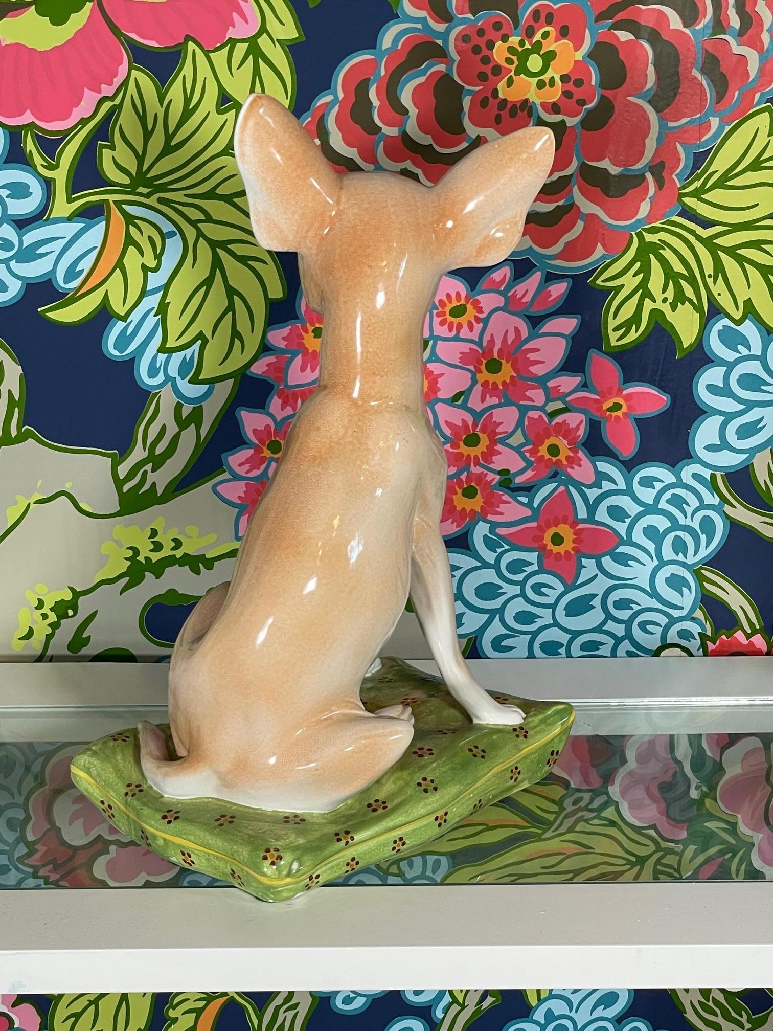Italienische sitzende Chihuahua-Huhn-Figur auf Kissen aus Keramik (20. Jahrhundert) im Angebot