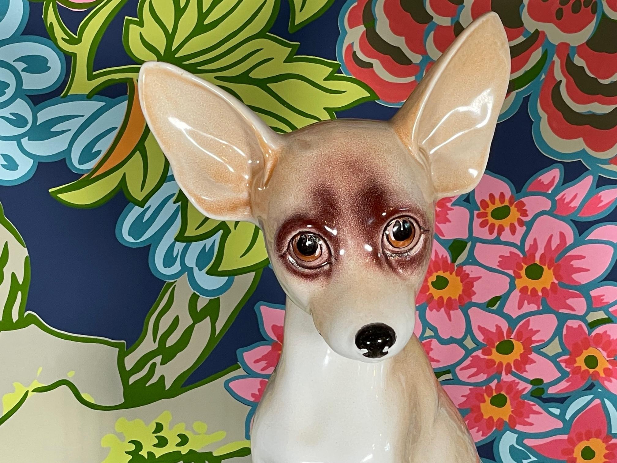 Italienische sitzende Chihuahua-Huhn-Figur auf Kissen aus Keramik im Angebot 1