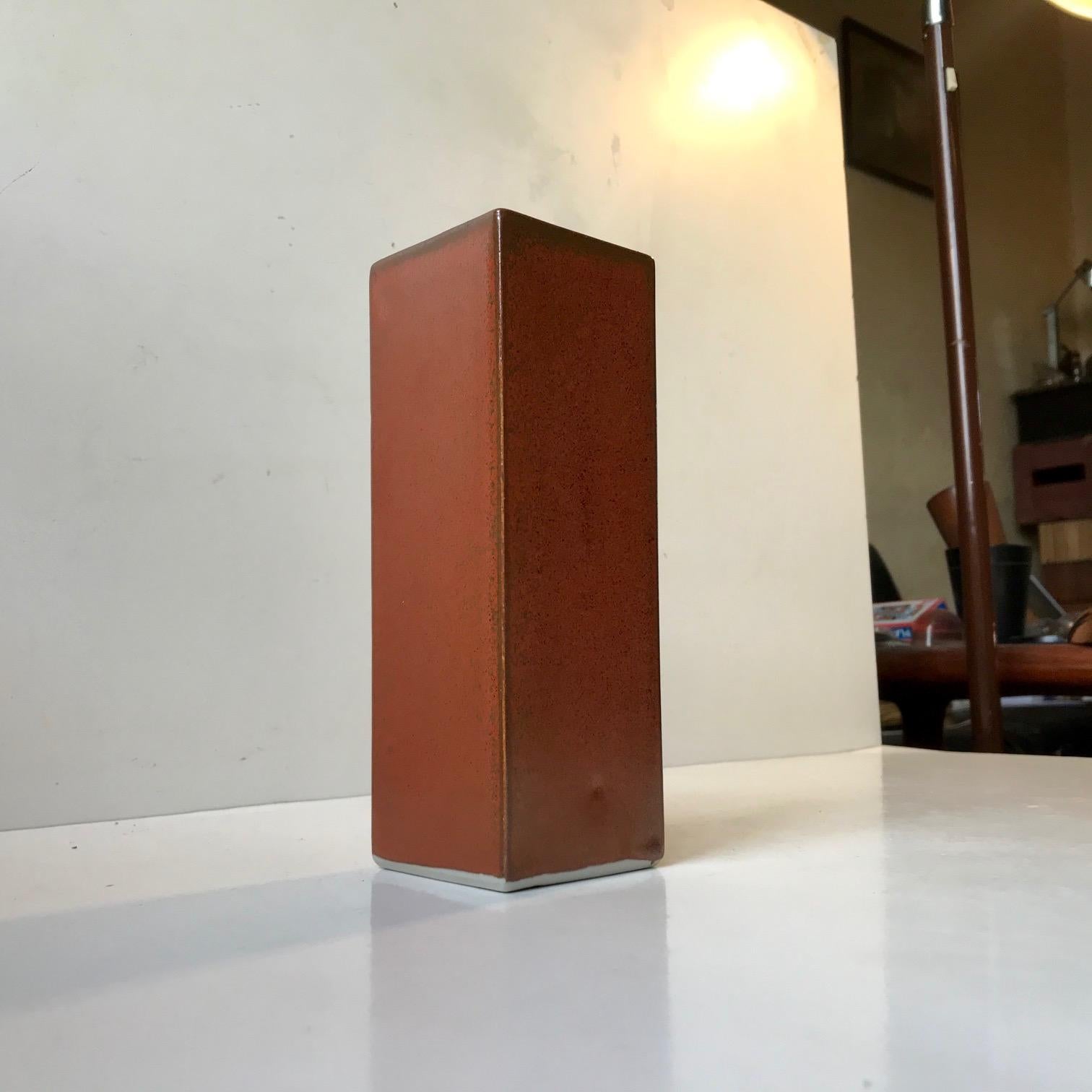Vaso Ikebana giapponese rettangolare di colore arancione con macchie di smalti marrone/verde. L'Ikebana è l'equivalente giapponese della disposizione dei fiori. Il vaso ha un'etichetta di Yamasan sulla base ed è stato realizzato negli anni '70. Il