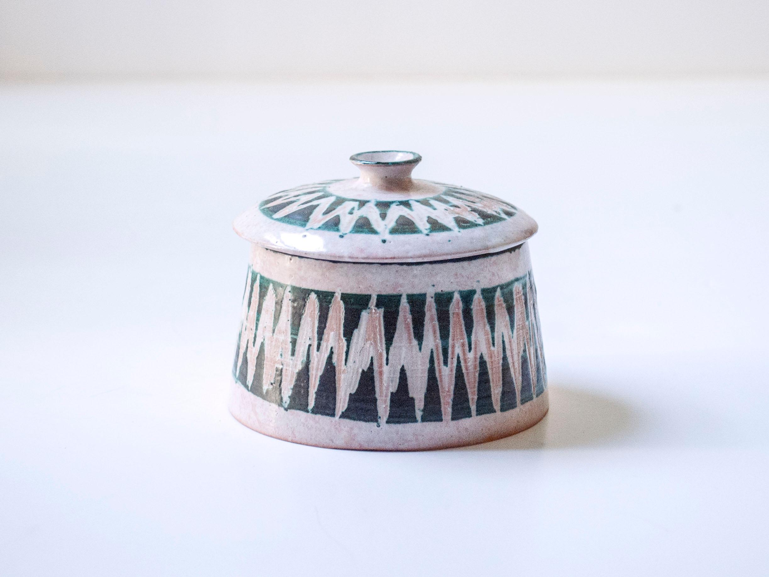 Keramischer Krug von Charles Voltz für Vallauris, Frankreich, um 1950

Keramikgefäß mit Deckel des französischen Keramikers Charles Voltz, hergestellt in Vallauris Mitte des 20.

-

MATERIALIEN: Keramisch glasiert 

Abmessungen: H 3.25