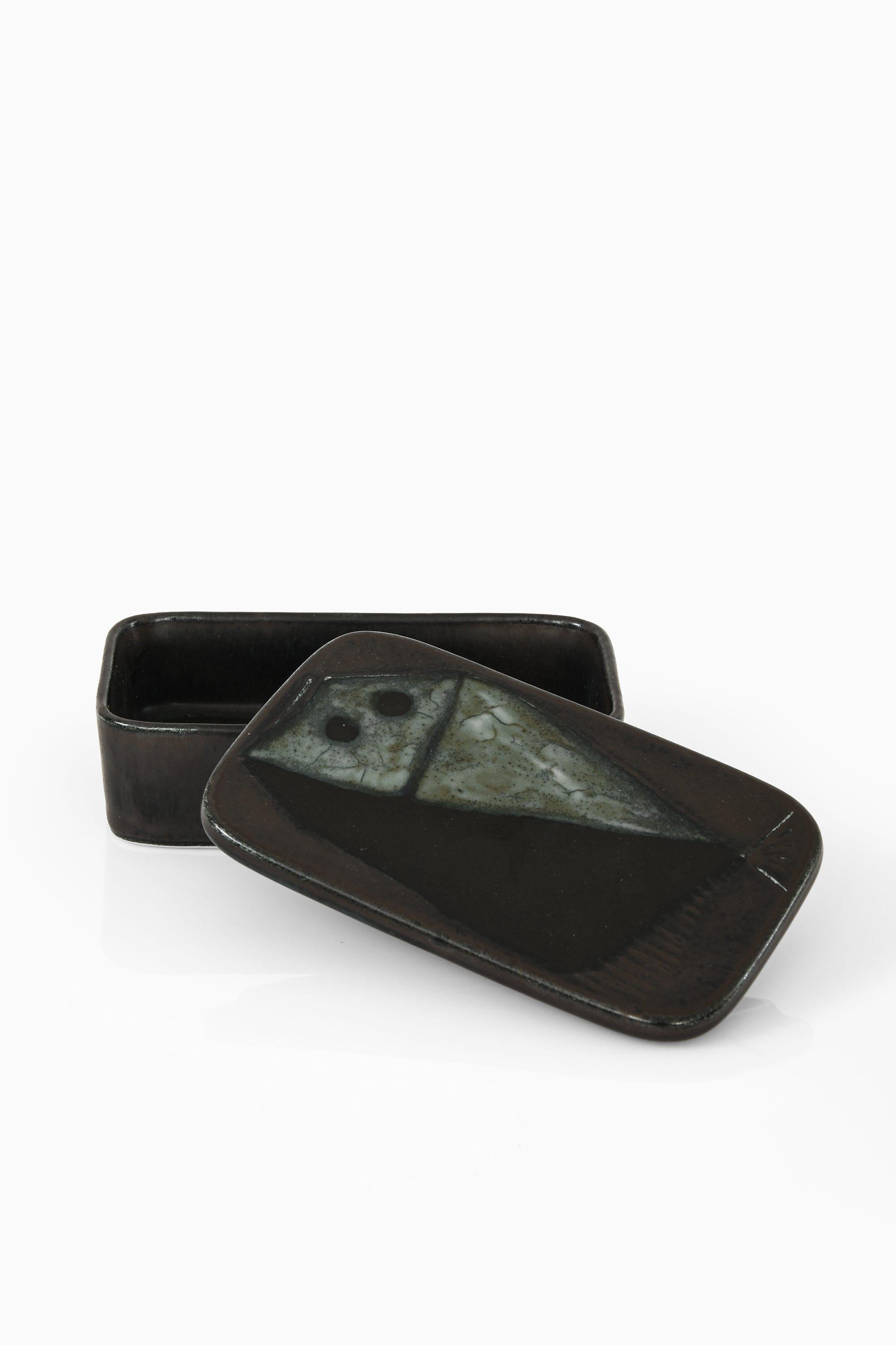 Vaso in ceramica di Hertha Bengtsson, anni '50

Informazioni aggiuntive:
Materiale: Ceramica 
Stile: Metà secolo, Scandinavo
Prodotto da Rörstrand in Svezia
Dimensioni (L. x P. x H.): 15 x 9,5 x 4,5 cm
Condizioni: Buone condizioni vintage, con segni