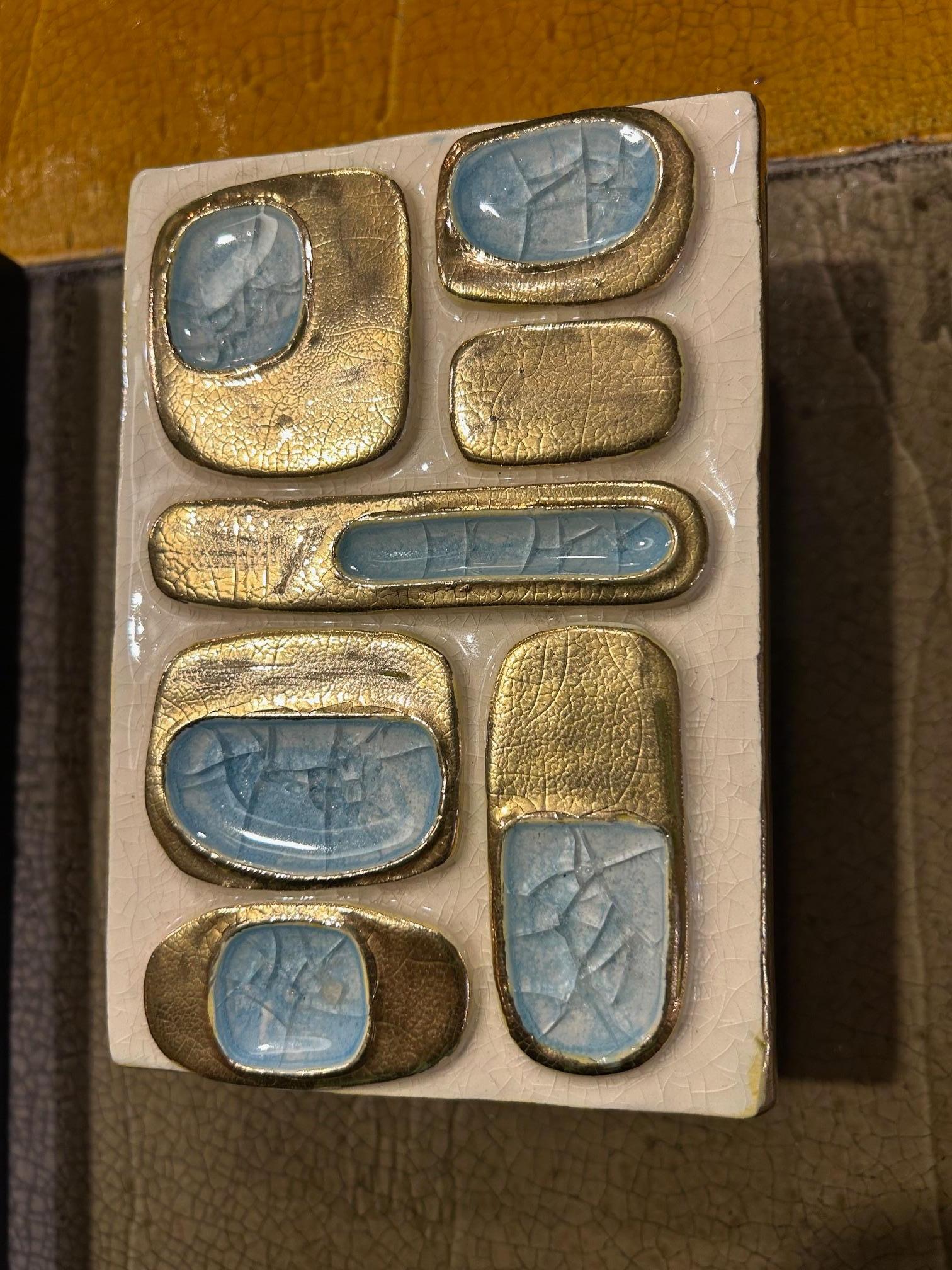 Boîte à bijoux en céramique de Mithé Espelt, France, années 1960
Terre cuite estampée, émaux dans les tons de vert et d'or, boîte en bois noirci
Date de création : vers 1955-1960
Bibliographie : 