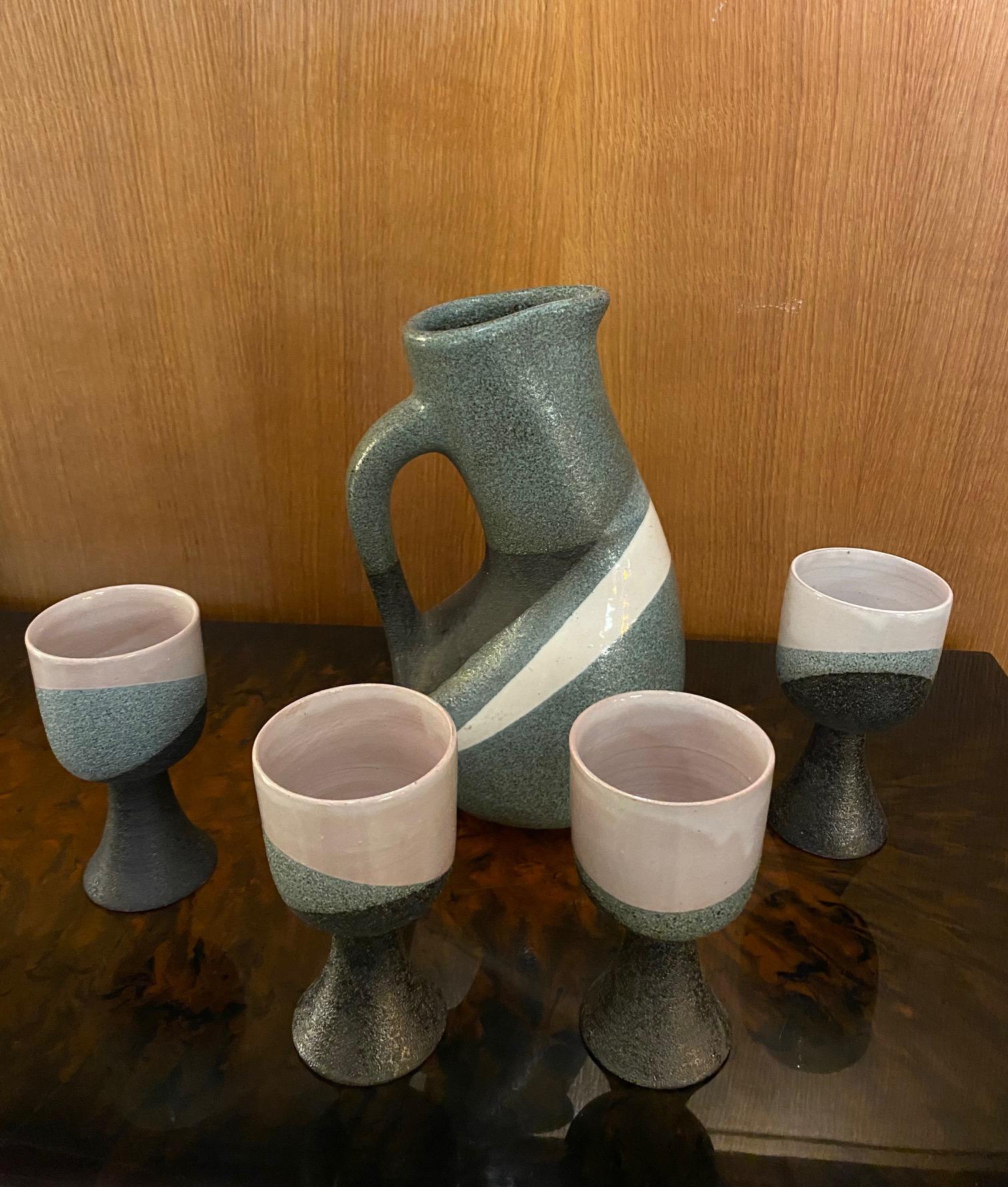 Jarra de cerámica y juego de cuatro tazas/cálices de Gilbert Valentin, Francia, años 50

Les Archanges era el nombre del taller creado por Gilbert Valentin y su esposa Lilette en Vallauris, al sur de Francia, en 1950. El nombre se lo puso Jean