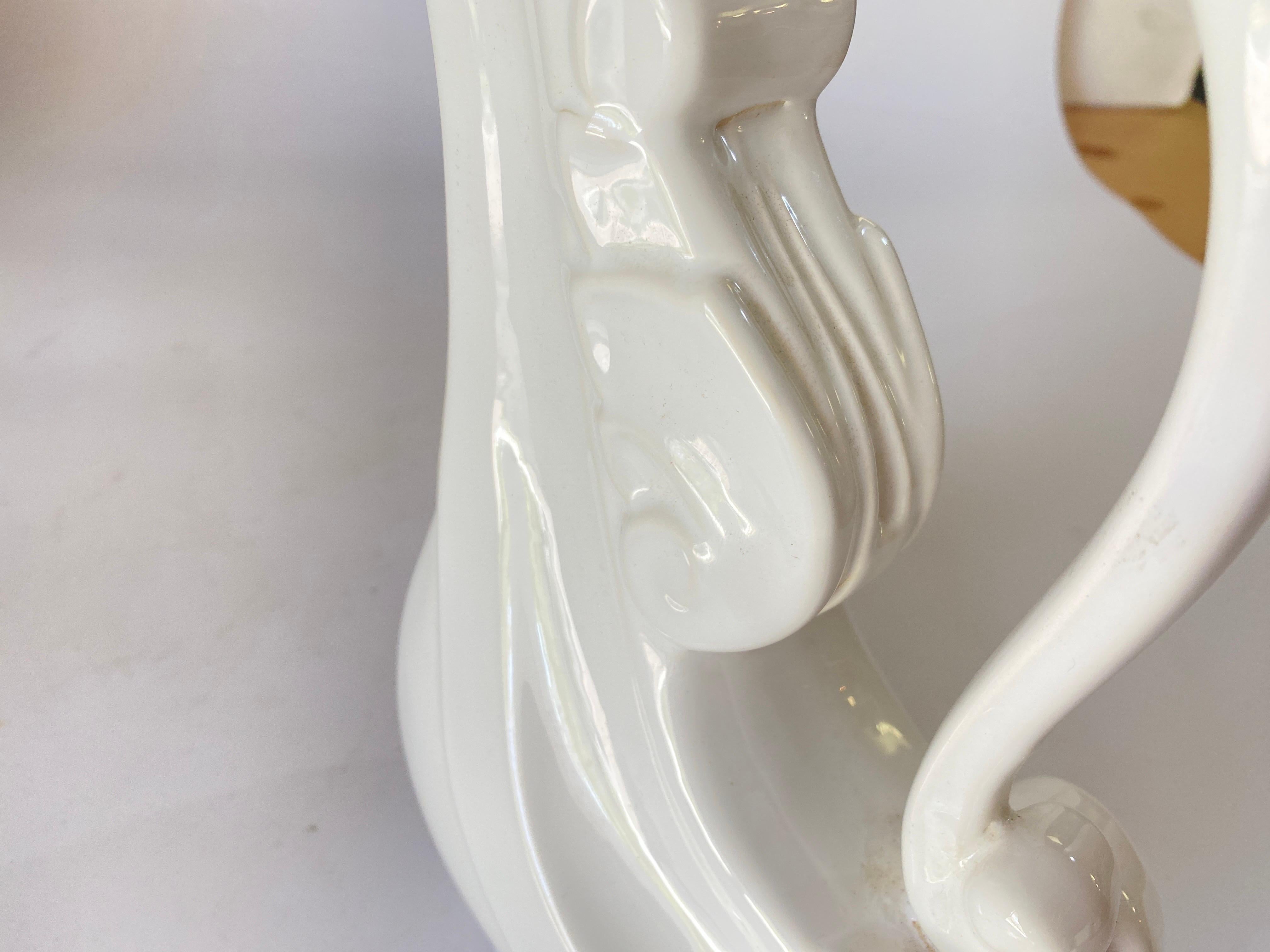 Es ist eine bemalte Keramik emailliert Krug oder Krug in weißer Farbe. Es wurde in den 1960er Jahren in Vallauris in Frankreich hergestellt.
