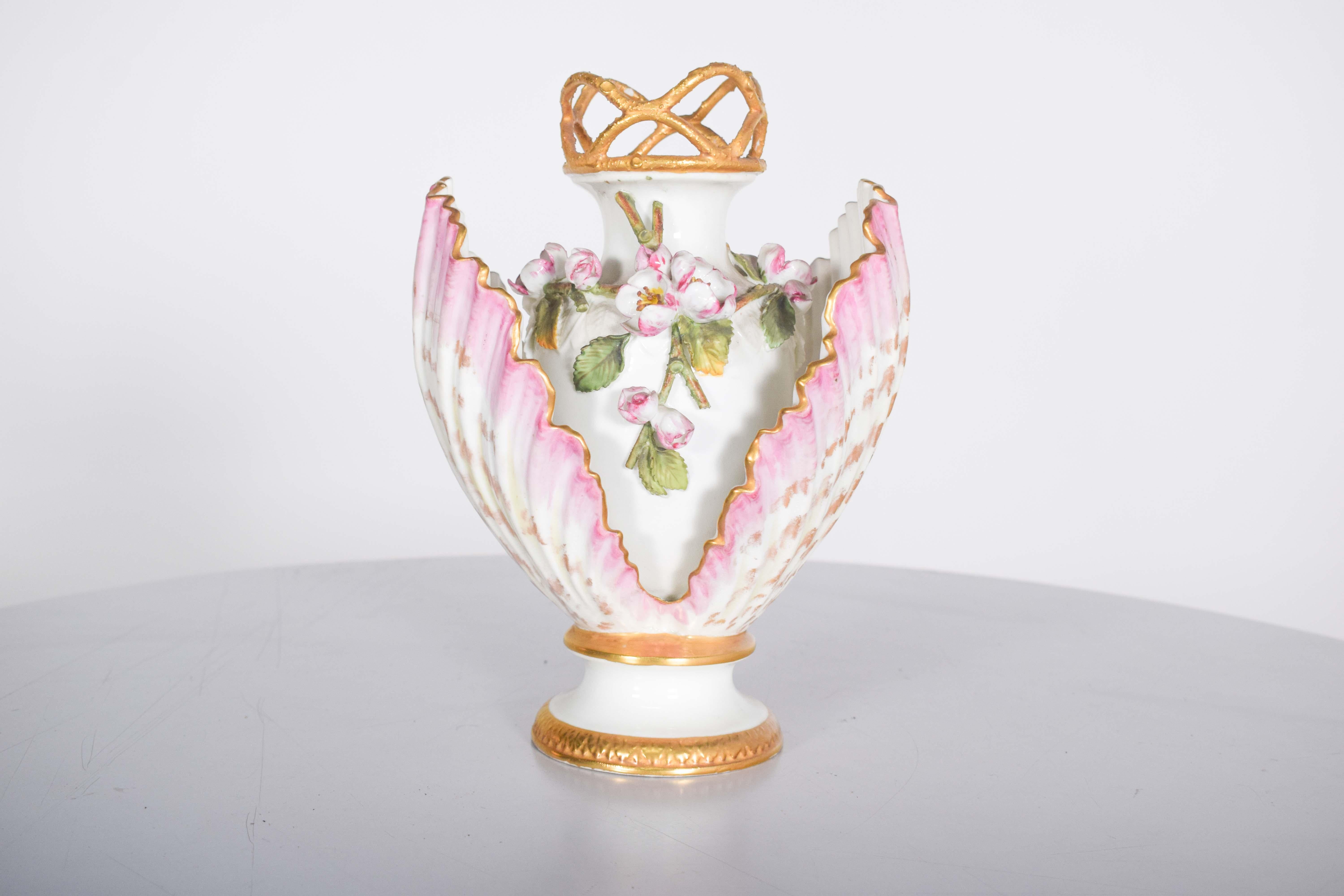Ceramic jug with shell. Polychrome decoration, has an artistic and detailed design, combining softness and sophistication.
The vase is gently inserted into a shell, with delicate and curved contours, giving the piece a fluid and natural movement,