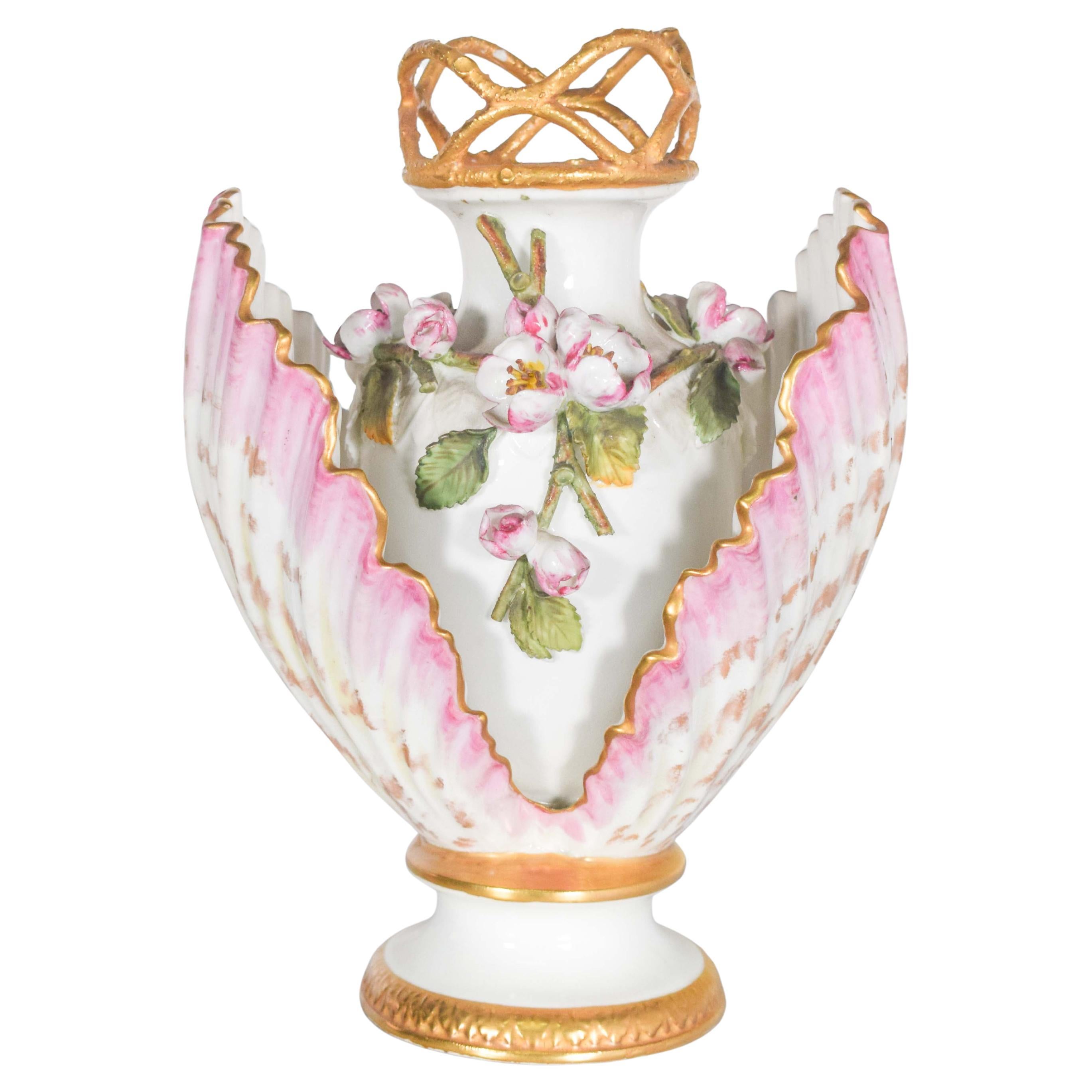 Brocca in ceramica con decorazione policroma a conchiglia