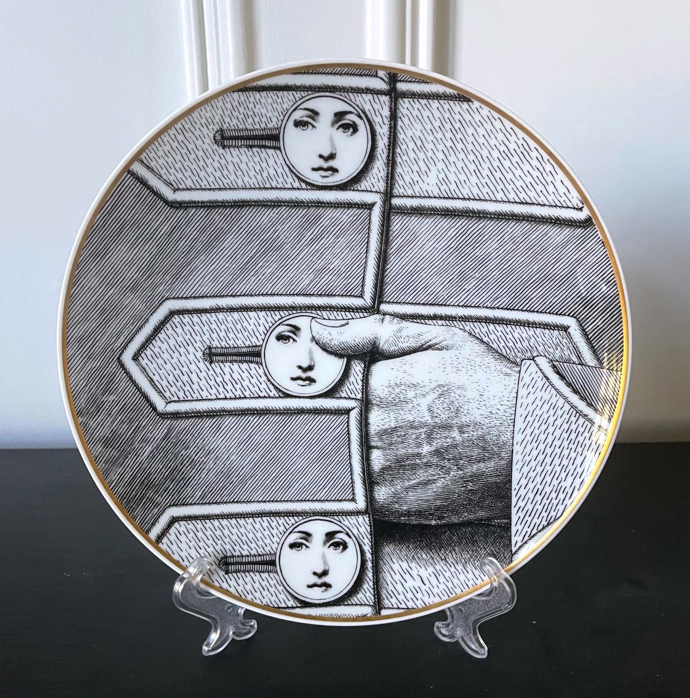 Allemand Assiette à dîner en céramique Julia de Fornasetti pour Rosenthal en vente