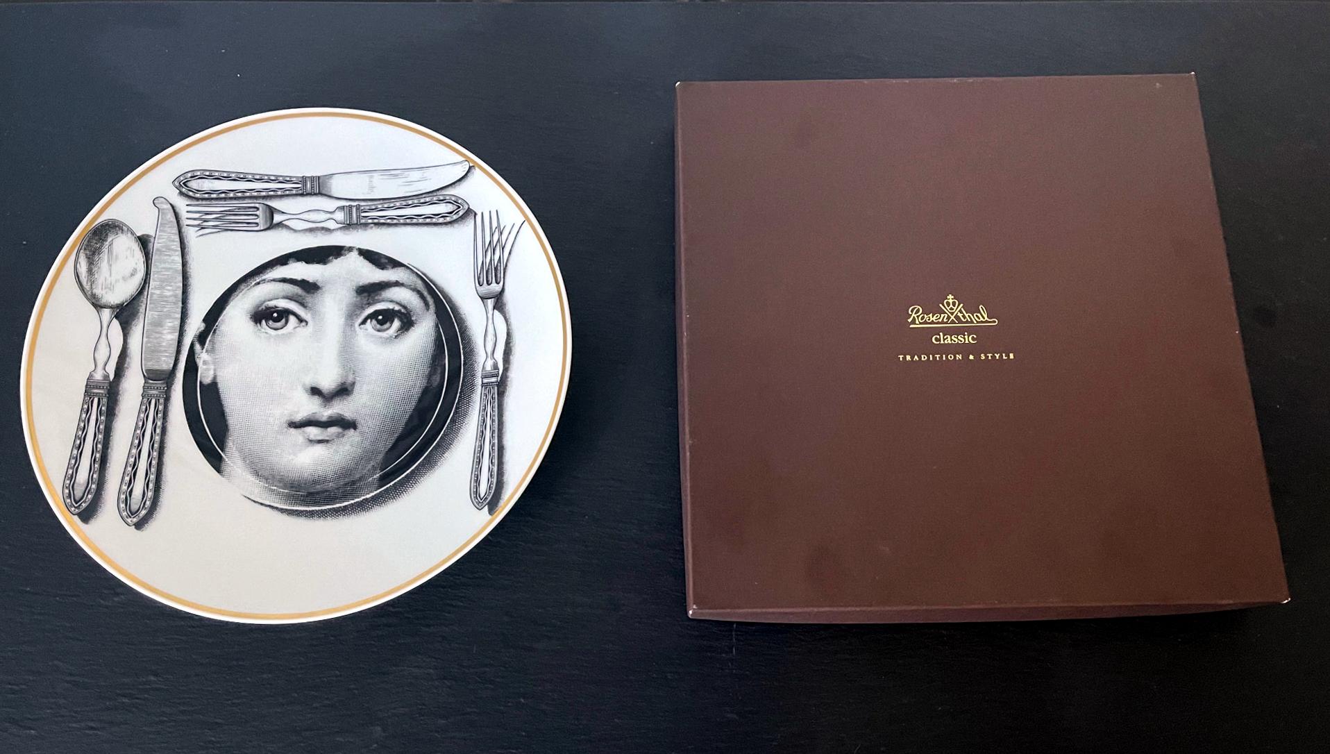 20ième siècle Assiette à dîner en céramique Julia de Fornasetti pour Rosenthal en vente