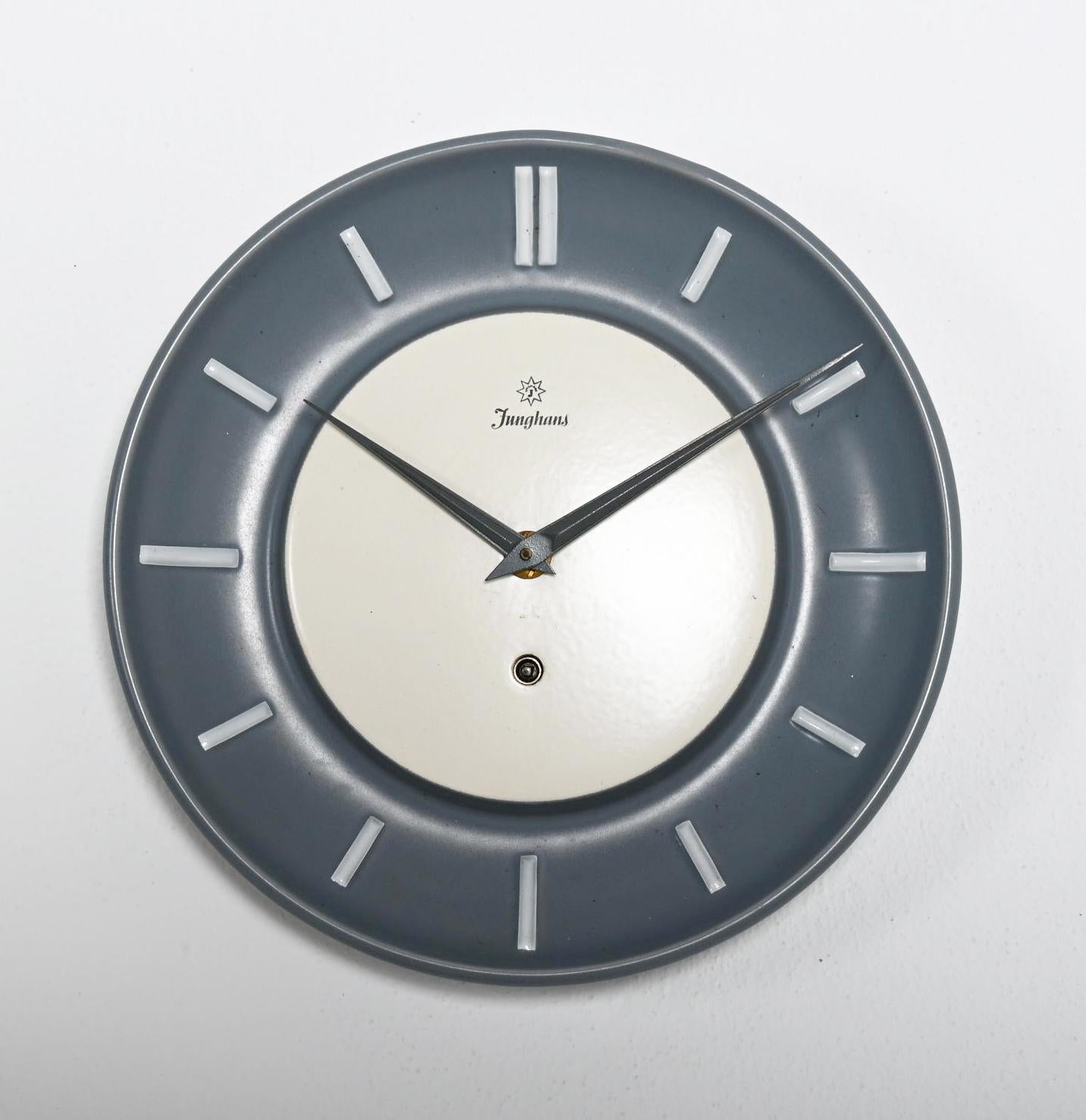 Horloge murale en céramique conçue et fabriquée dans les années 1950 par Junghans. Mouvement mécanique à clé.