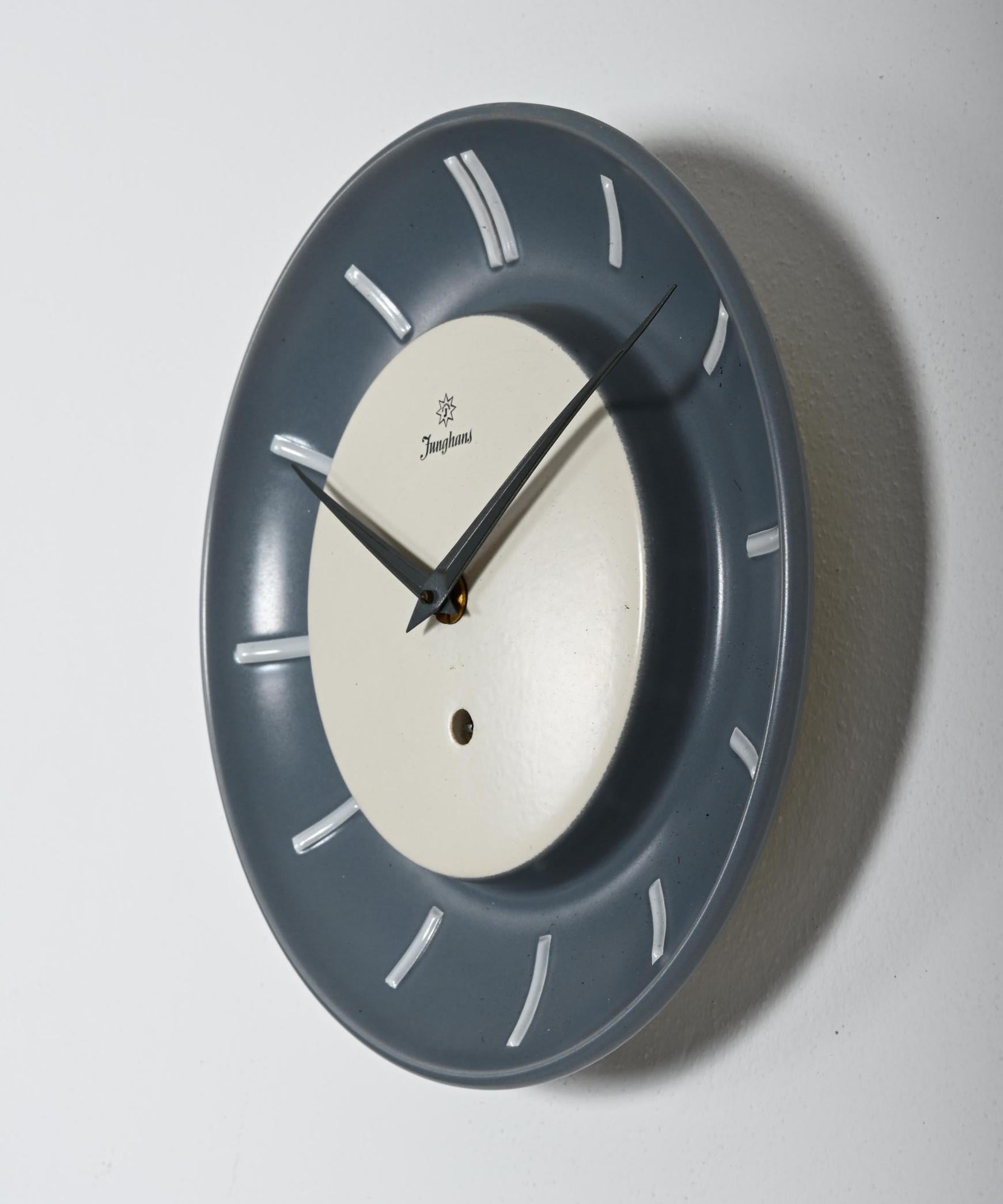 Allemand Horloge murale Junghans en céramique en vente