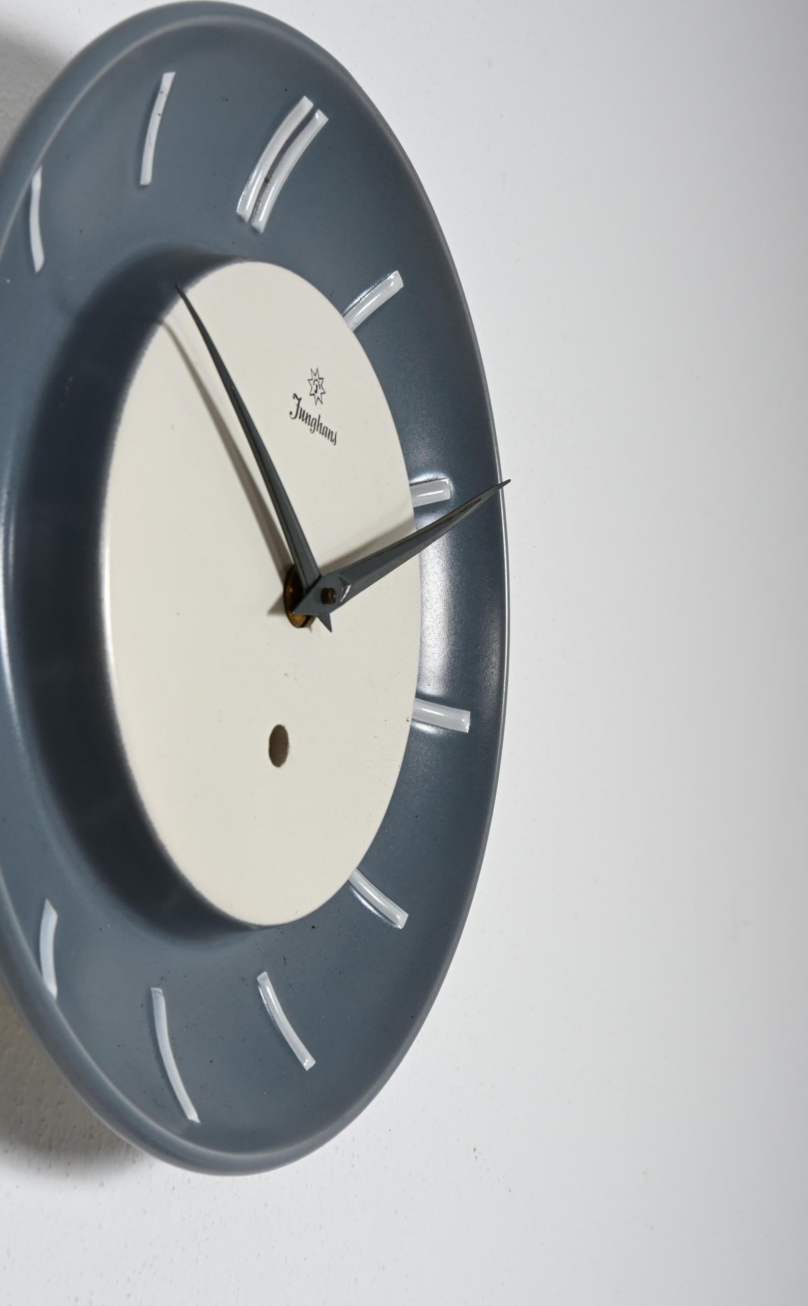 Horloge murale Junghans en céramique Bon état - En vente à Vienna, AT