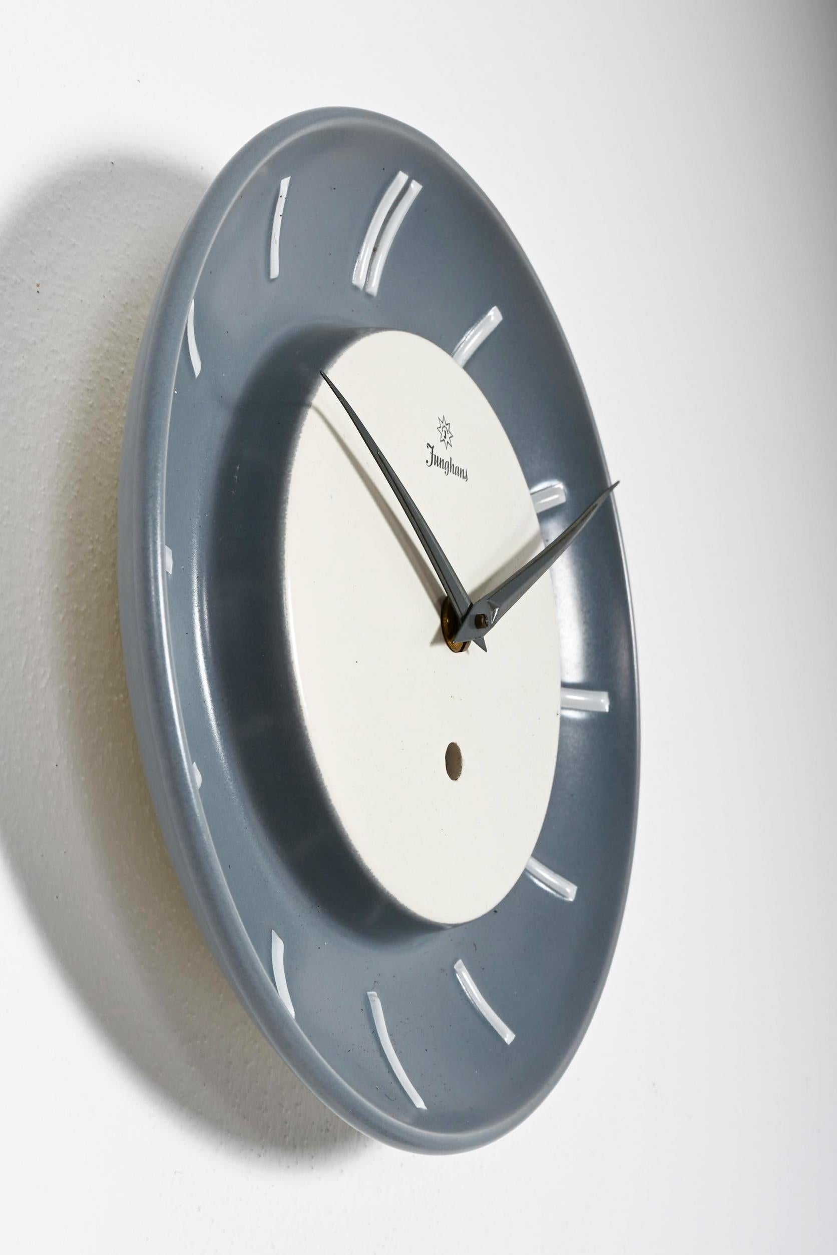 Milieu du XXe siècle Horloge murale Junghans en céramique en vente