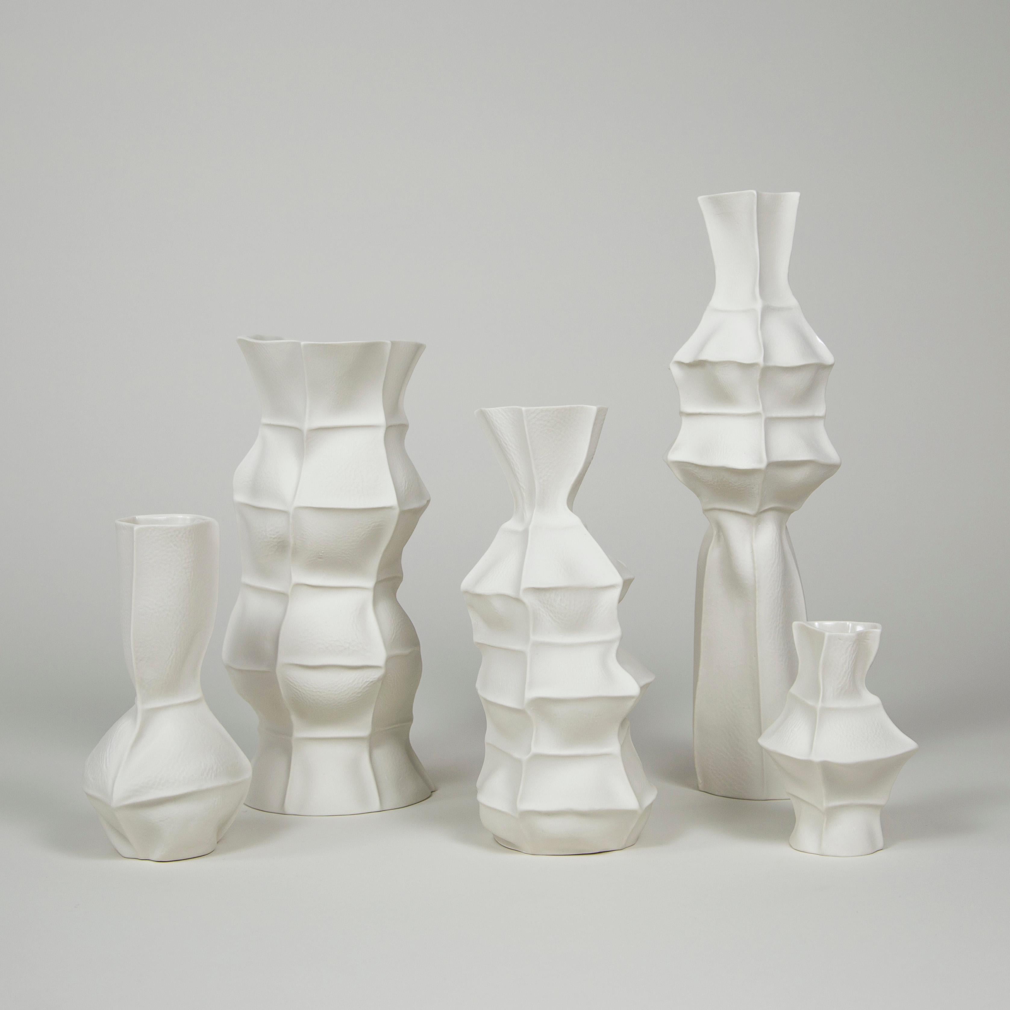 Ein Set aus 5 taktilen und organischen Porzellanvasen mit lederartiger Außenfläche und klar glasierter Innenseite. Aufgrund des Herstellungsprozesses ist jedes Stück ein Unikat. Das Set enthält 5 Vasen, wie auf dem Bild gezeigt. 

Dieses Vasen-Set