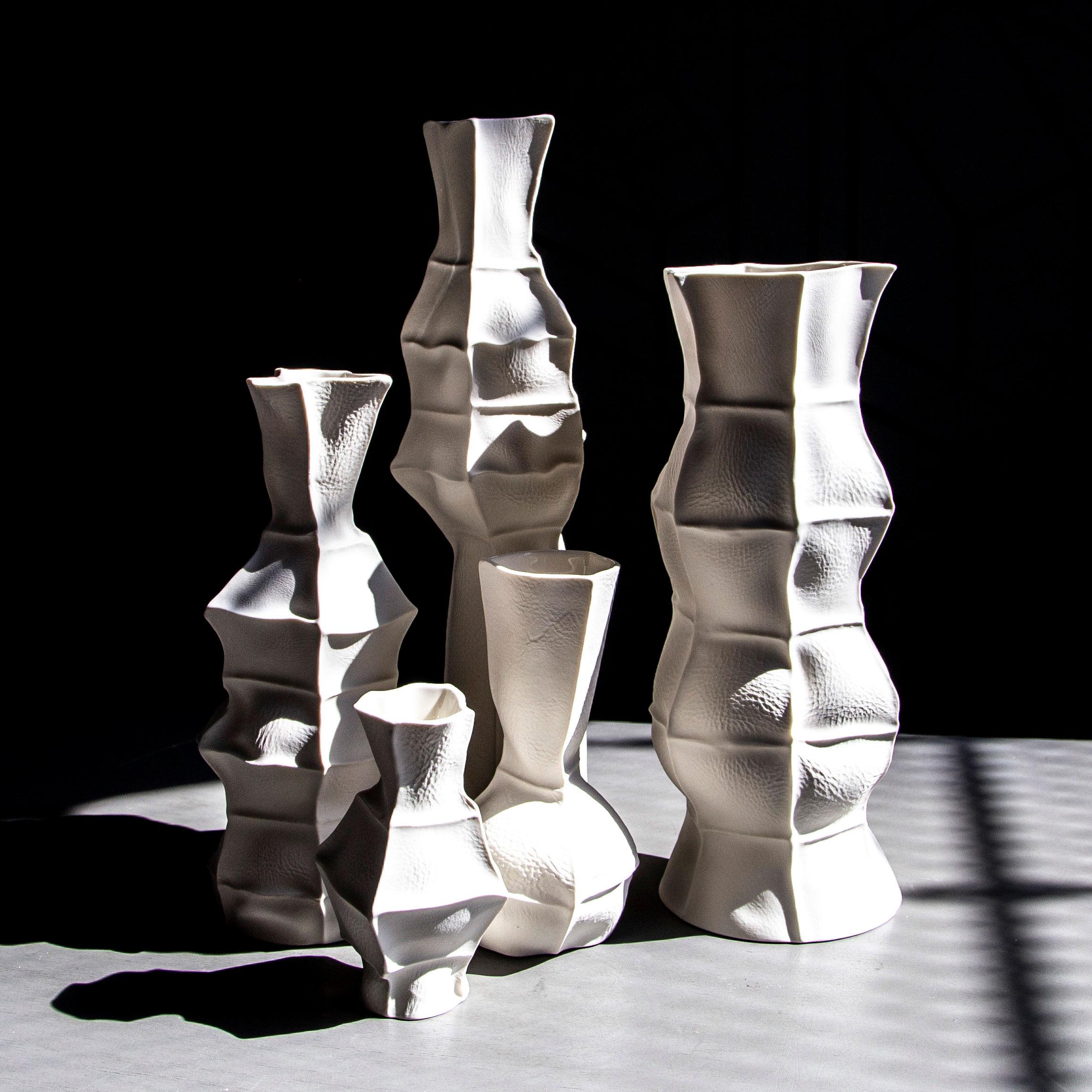 Americano Vaso scultoreo in ceramica bianca Kawa Vase, Set di 5, Porcellana organica fusa in pelle in vendita
