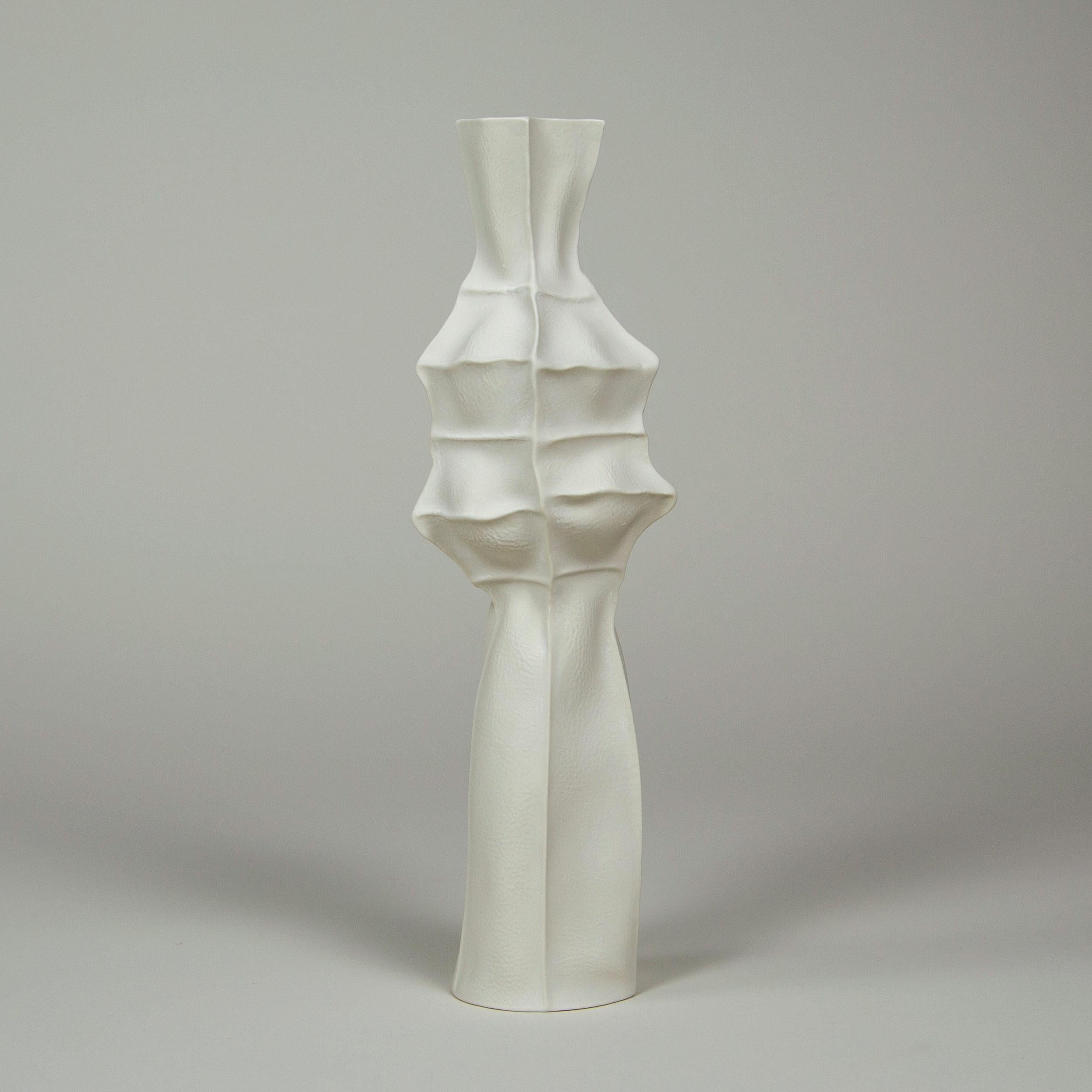 Fatto a mano Vaso scultoreo in ceramica bianca Kawa Vase, Set di 5, Porcellana organica fusa in pelle in vendita