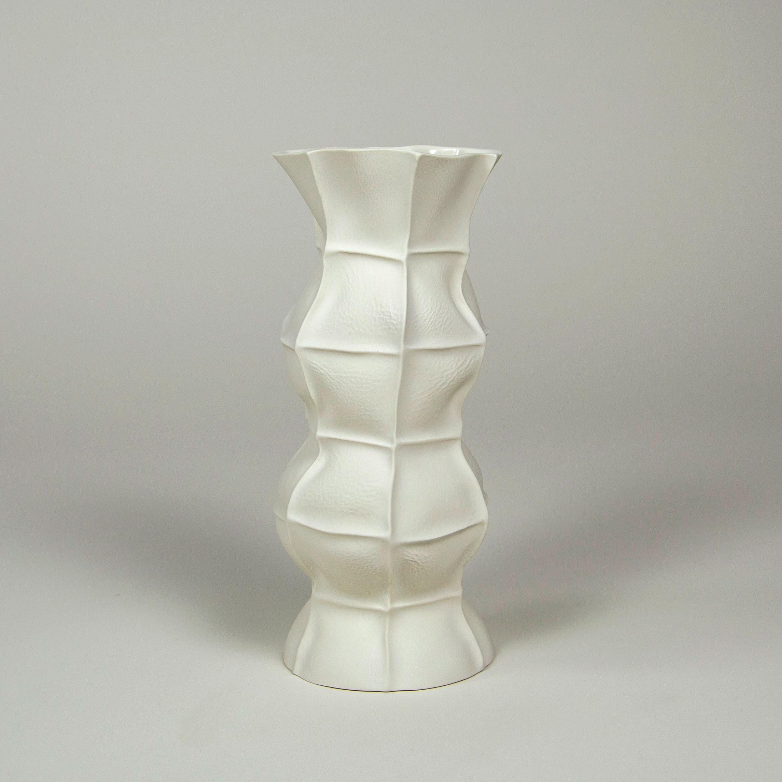 Vaso scultoreo in ceramica bianca Kawa Vase, Set di 5, Porcellana organica fusa in pelle In condizioni Nuovo in vendita a Brooklyn, NY