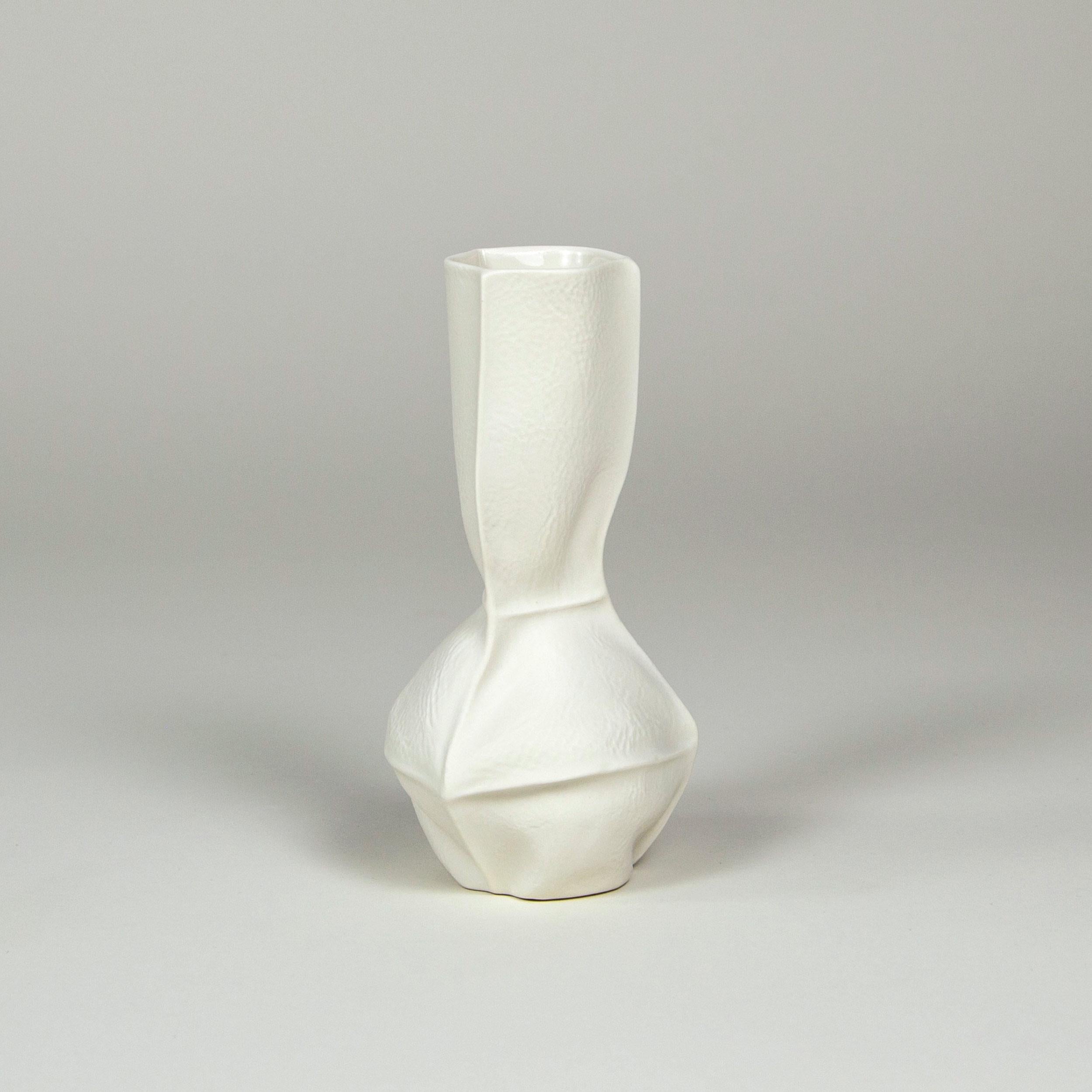 Céramique Vase sculptural Kawa en céramique blanche, lot de 5, porcelaine moulée en cuir organique en vente