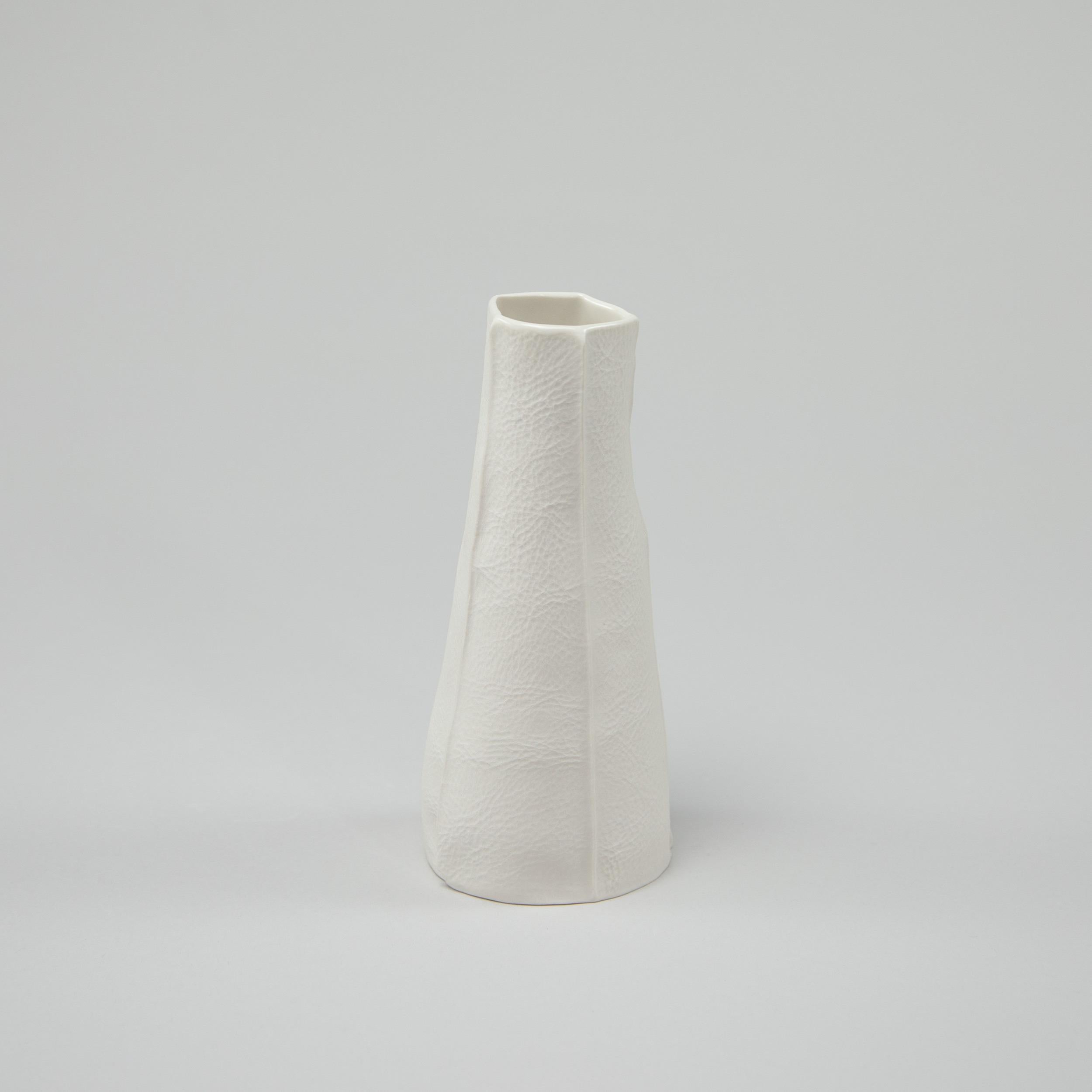 Fatto a mano Vaso Kawa Vase piccolo in ceramica organica bianca, Vaso a bocciolo in porcellana fusa con pelle in vendita